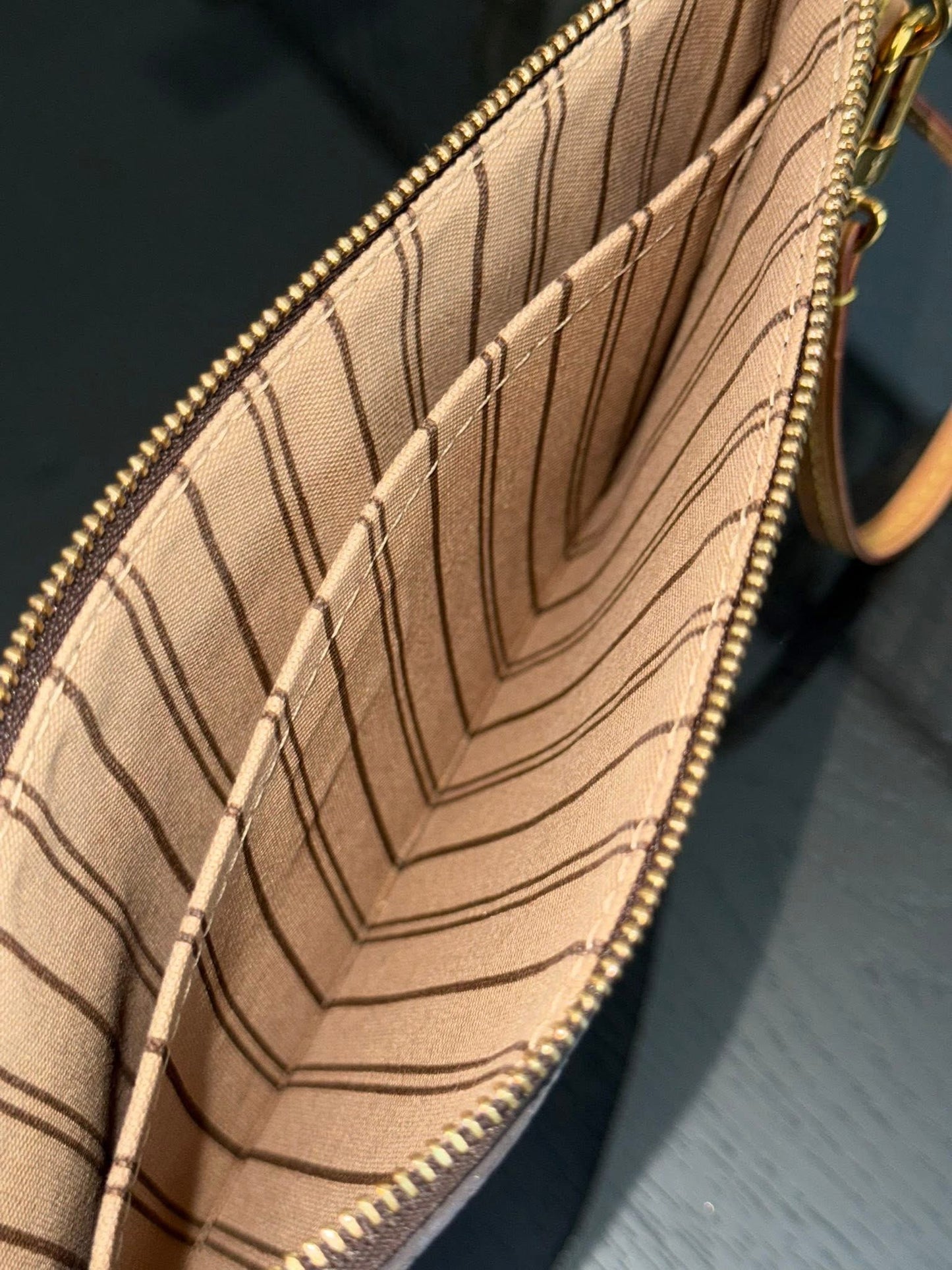 Neverfull MM/GM Pouch in beige 🗓️ Year: 2016
