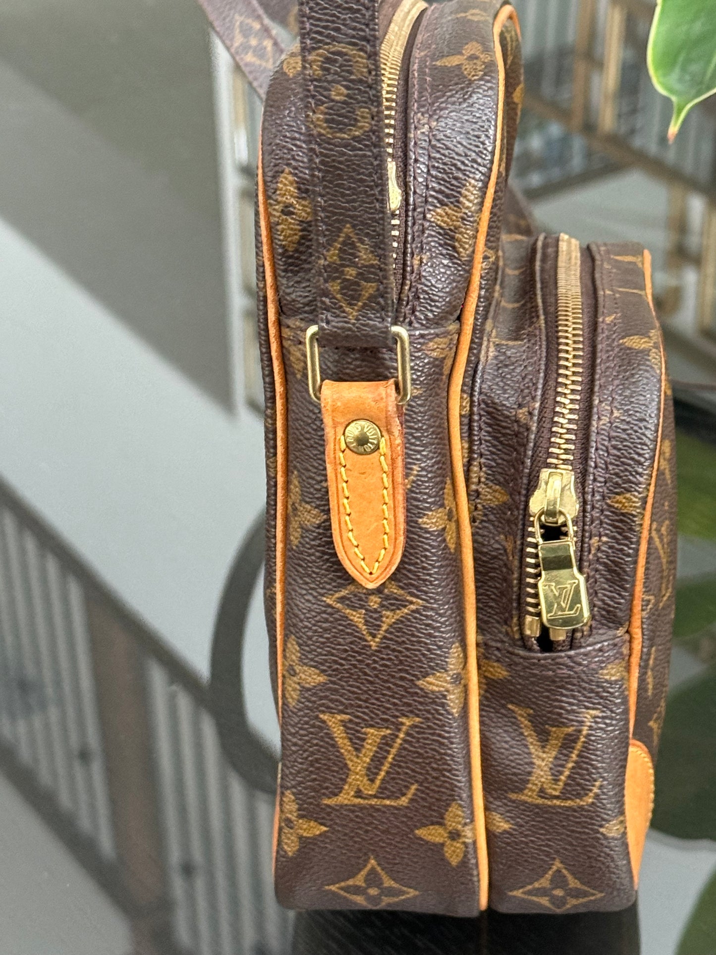 Amazon Crossbody Bag
๐๏ธ Year: 2000