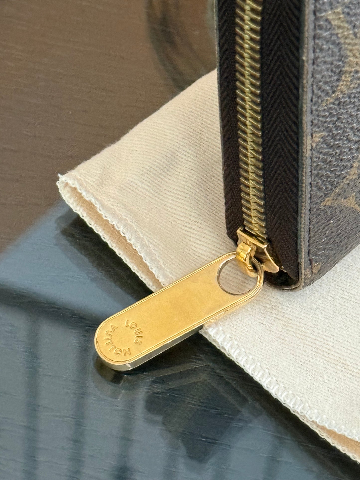 Zippy Long Wallet in Monogram with Dustbag and Box π
Year: 2009
