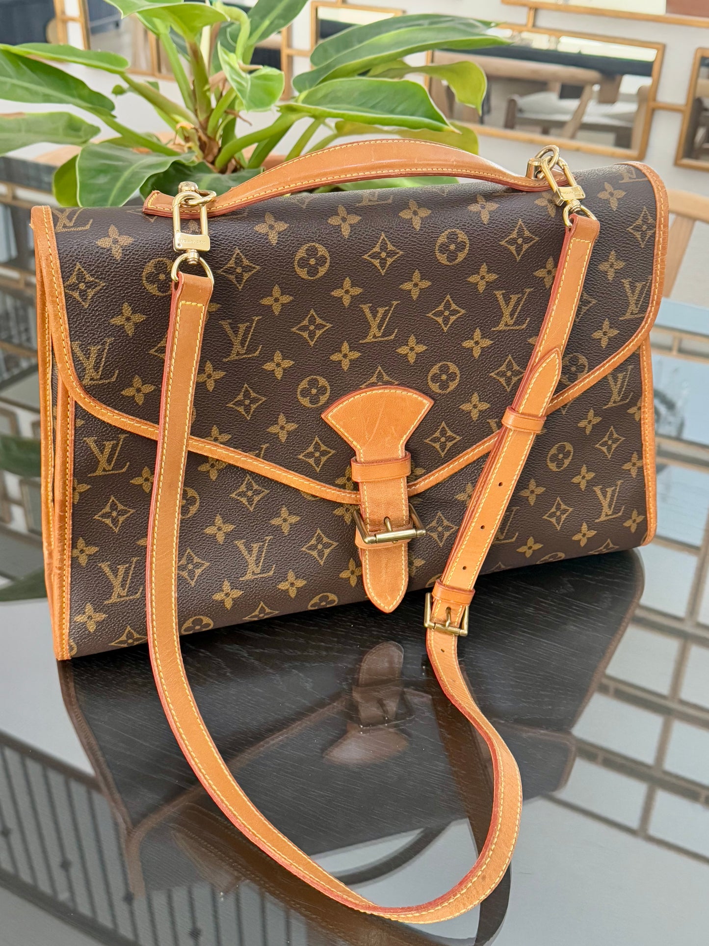 Beverly GM Satchel Crossbody - ๐
Year: 1996
