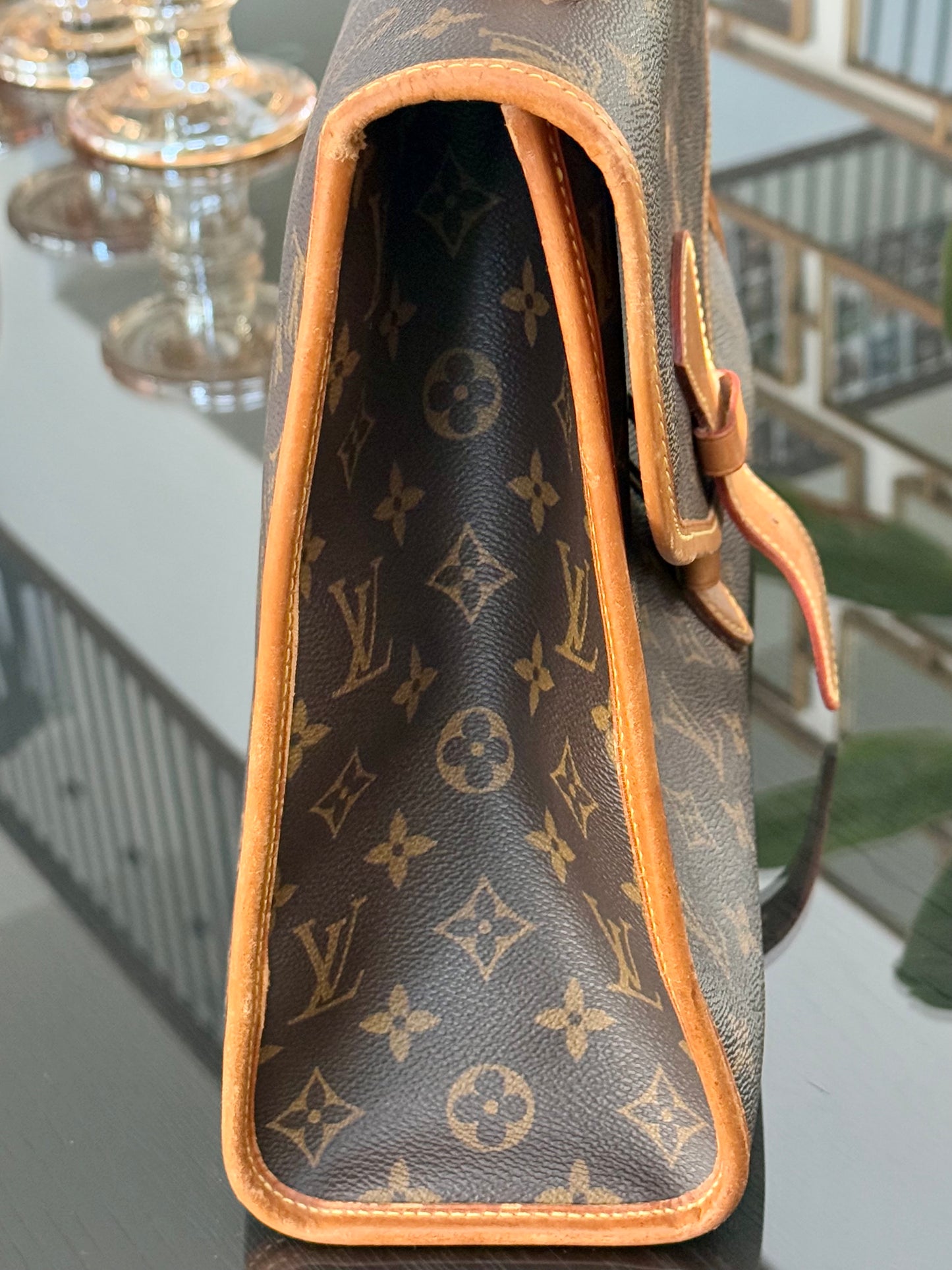 Beverly GM Satchel Crossbody - ๐
Year: 1996