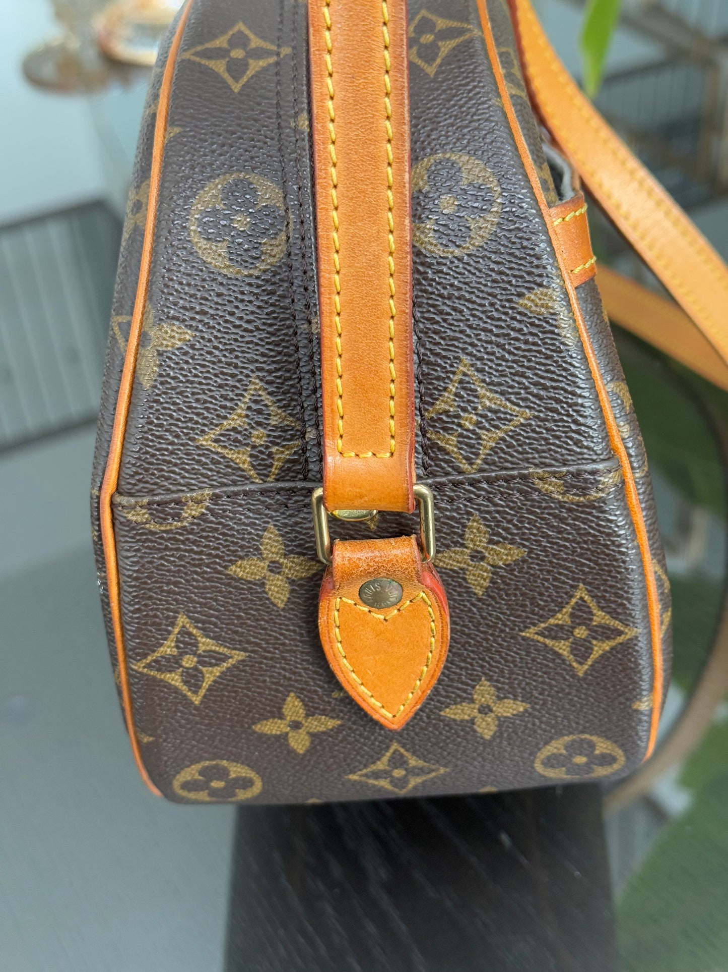 Blois Crossbody -🗓️ Year: 1995