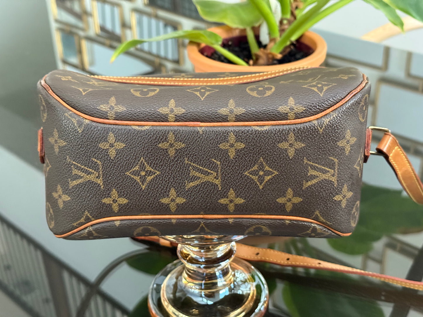 Blois Crossbody -🗓️ Year: 2002