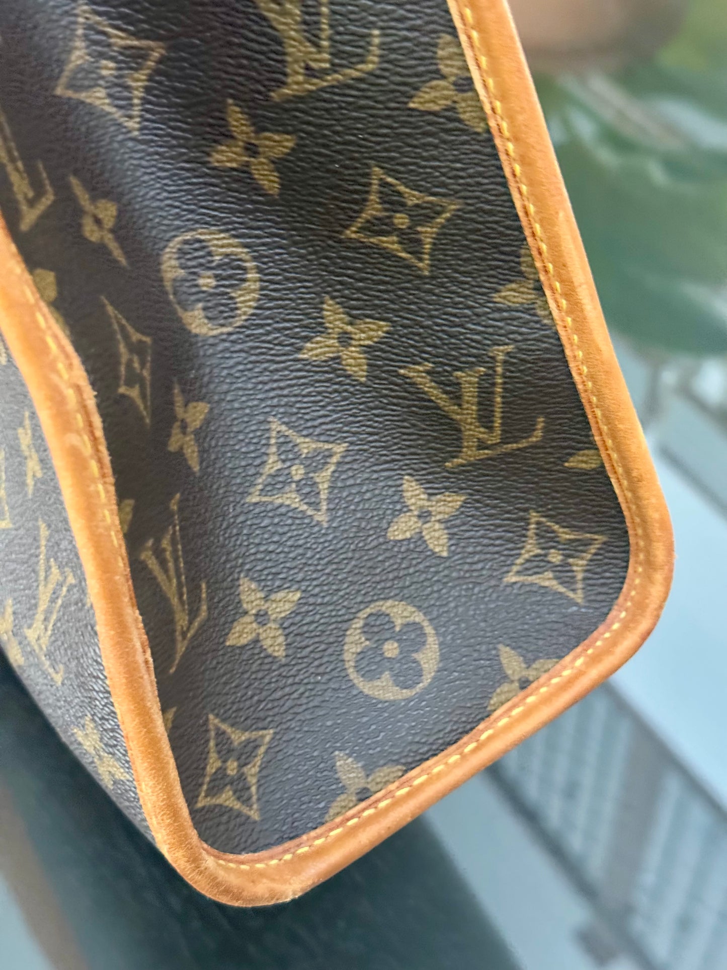 Beverly GM Satchel Crossbody - ๐
Year: 1996