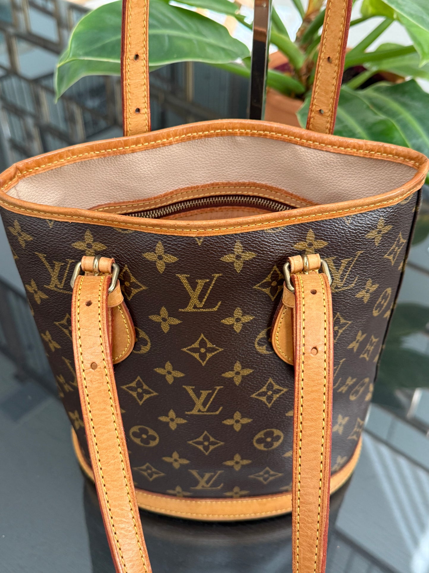 Petite Bucket in Monogram 🗓️ Year: 2003