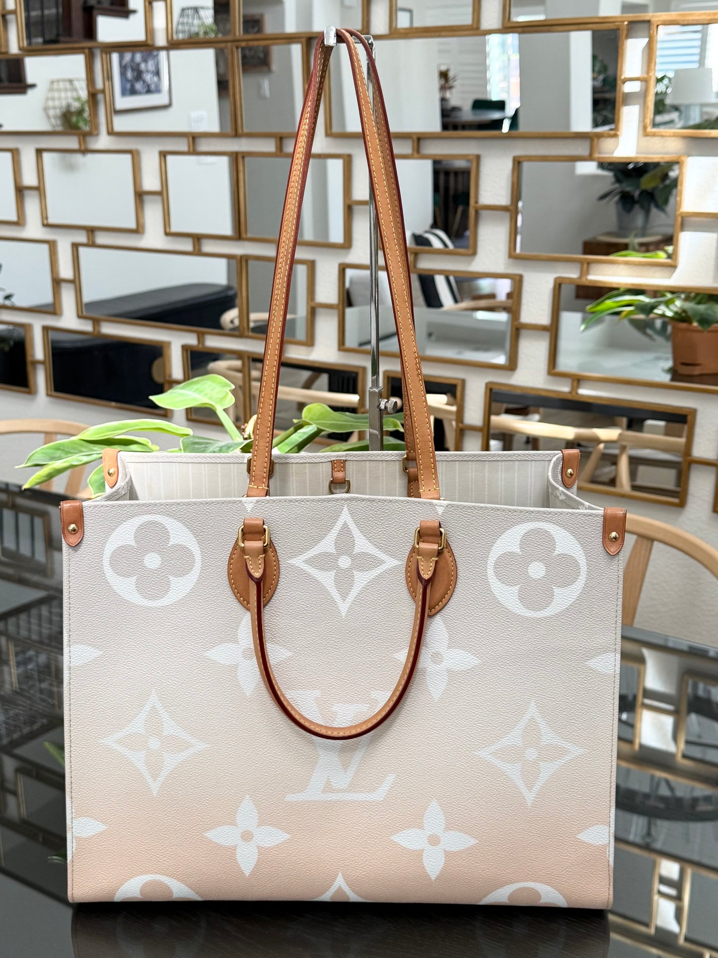 On The Go GM By The Pool in Monogram with Dustbag and Insert Organizer -Microchip
