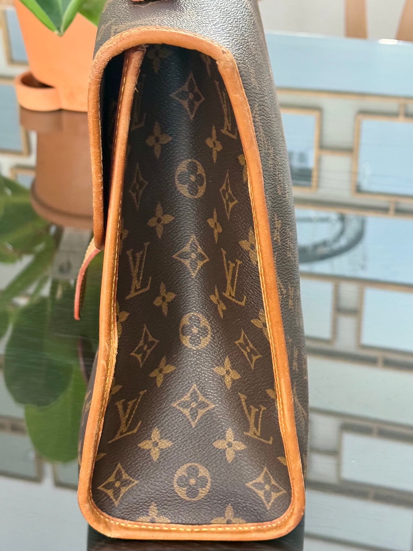 Beverly GM Satchel Crossbody - ๐
Year: 1996