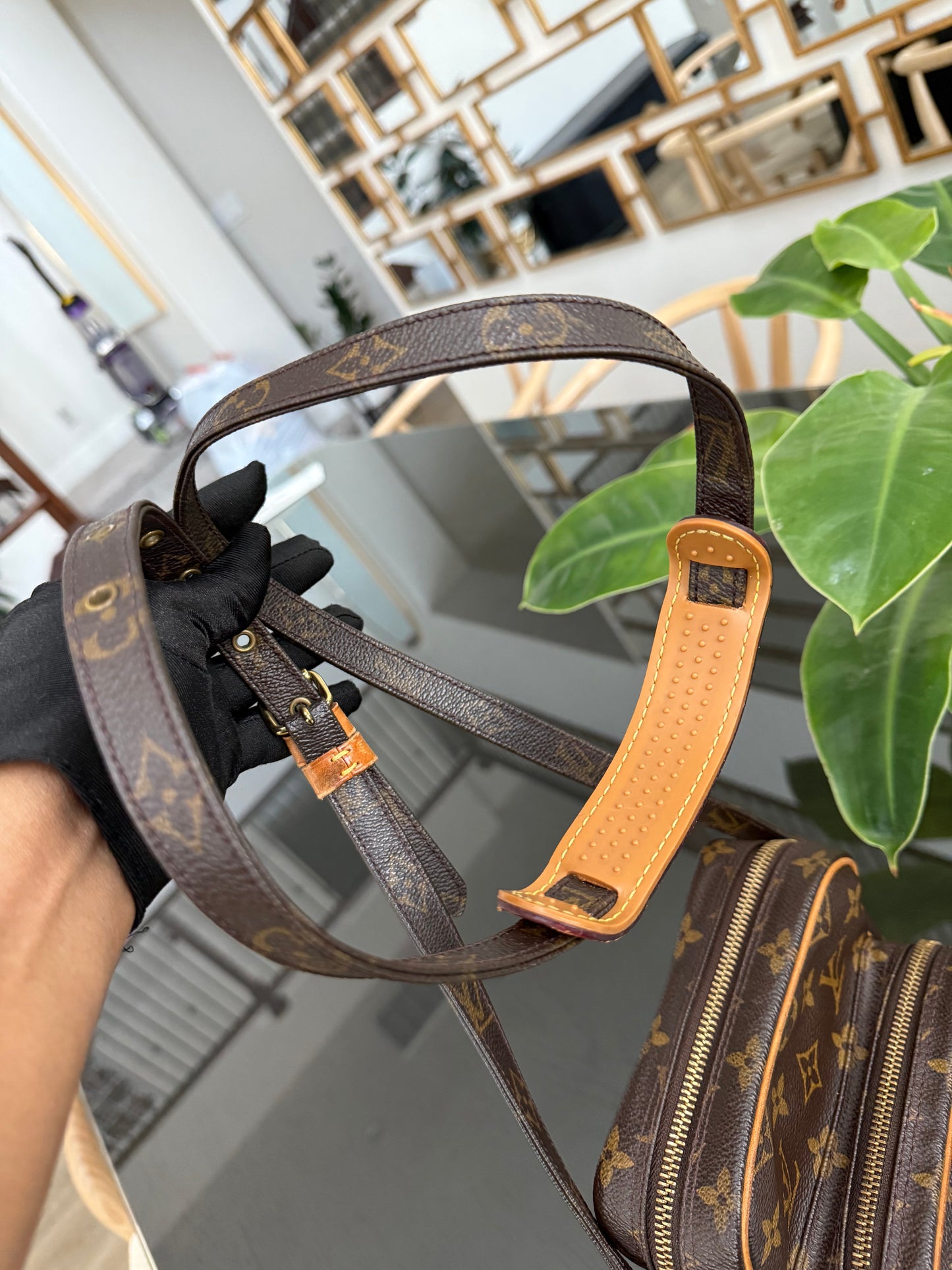 Amazon Crossbody Bag
๐๏ธ Year: 2000