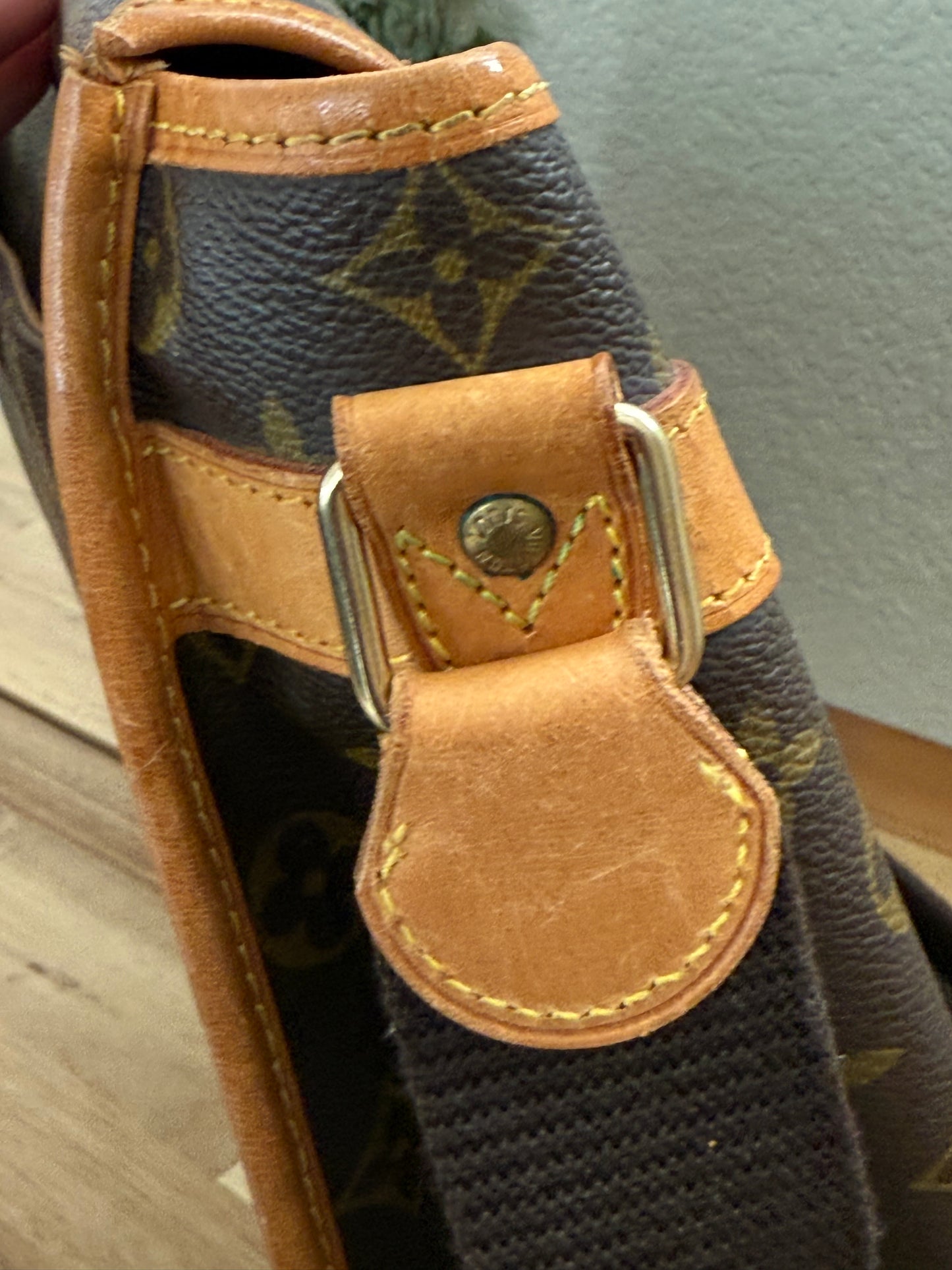Gibeciere GM Crossbody - π
Year: 1997