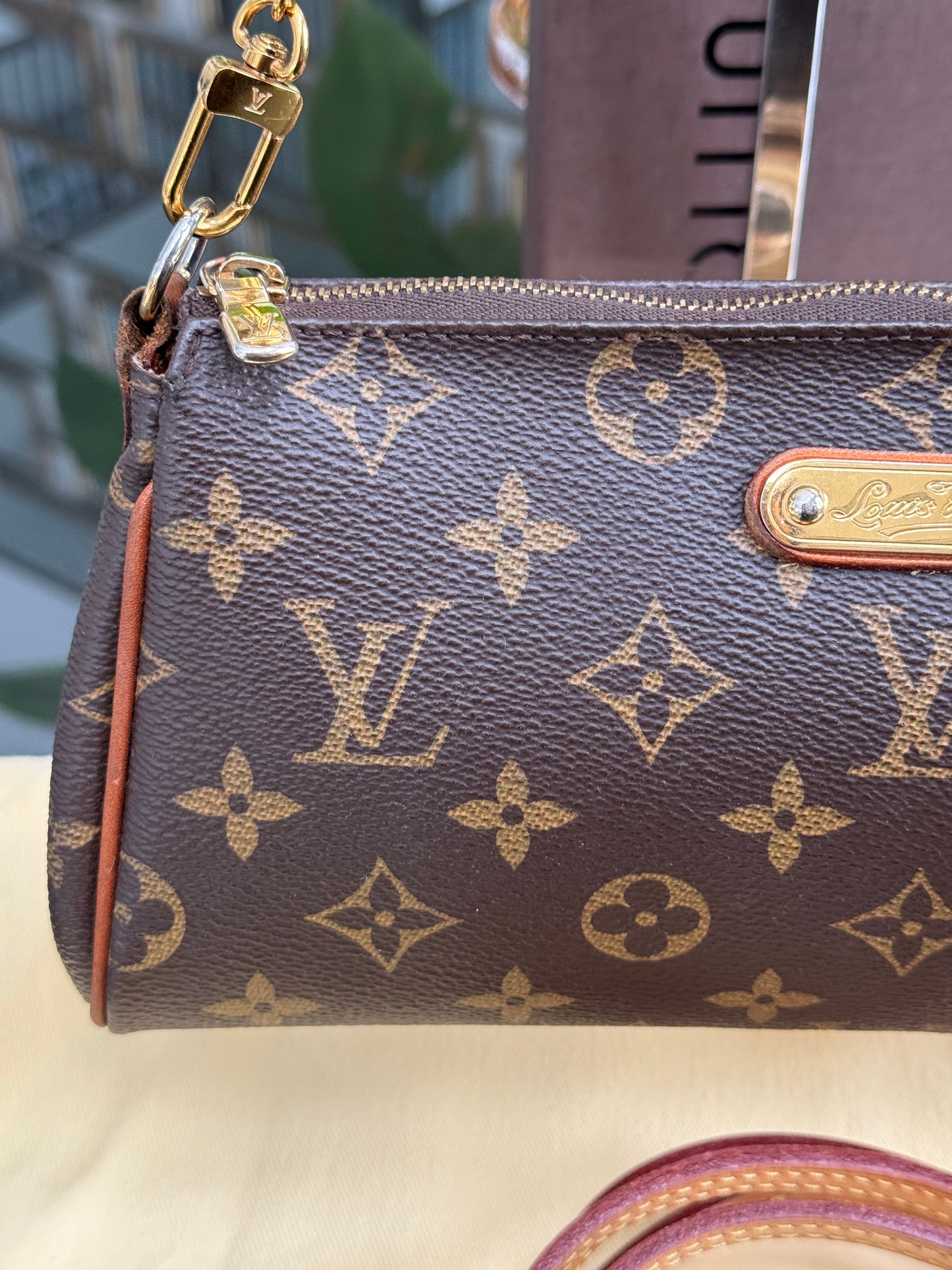 Eva Clutch Crossbody with Dustbag and Box🗓️ Year: 2015