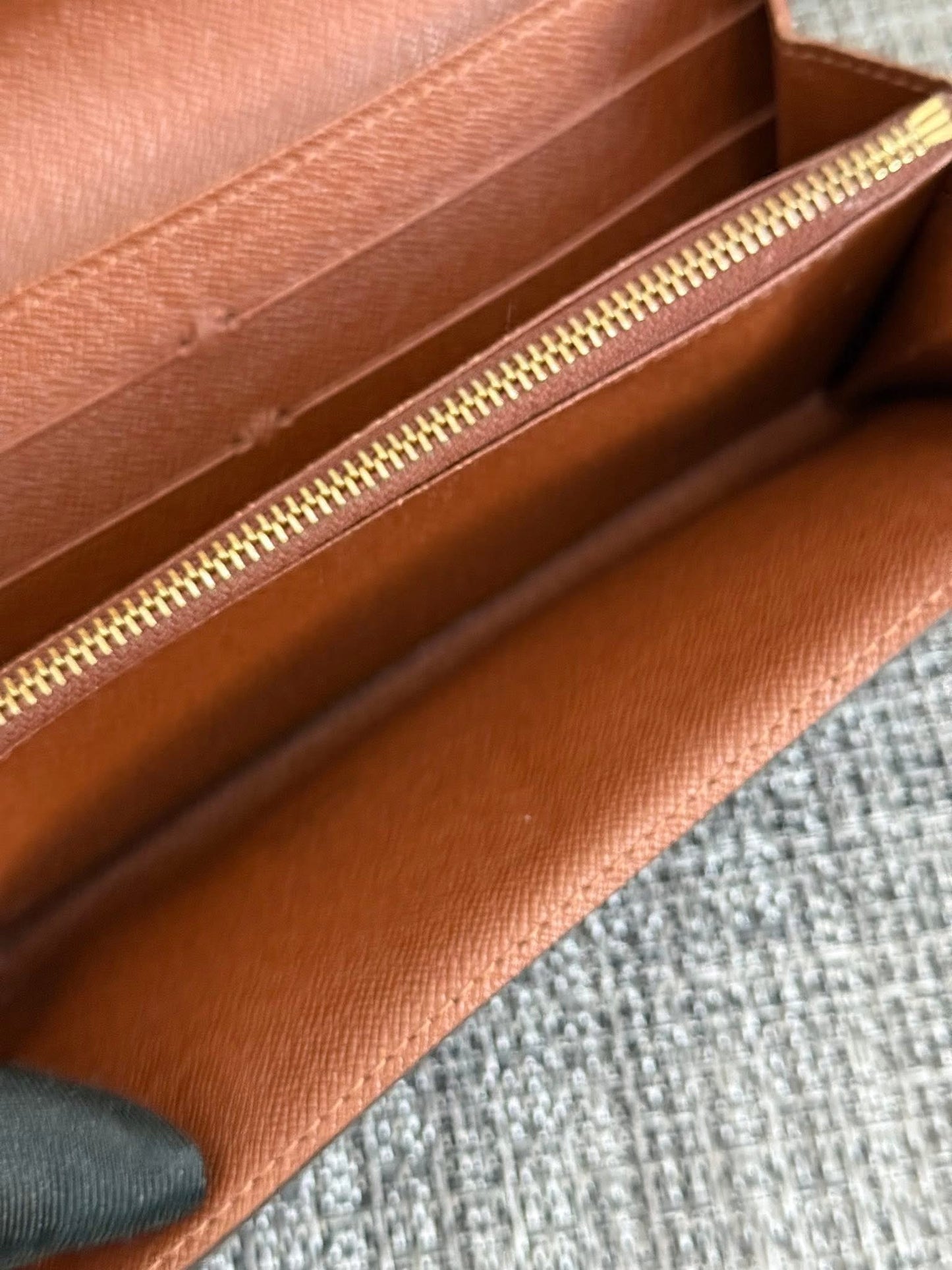 Sarah Wallet with 8 Cardholders 🗓️ Year: 2005