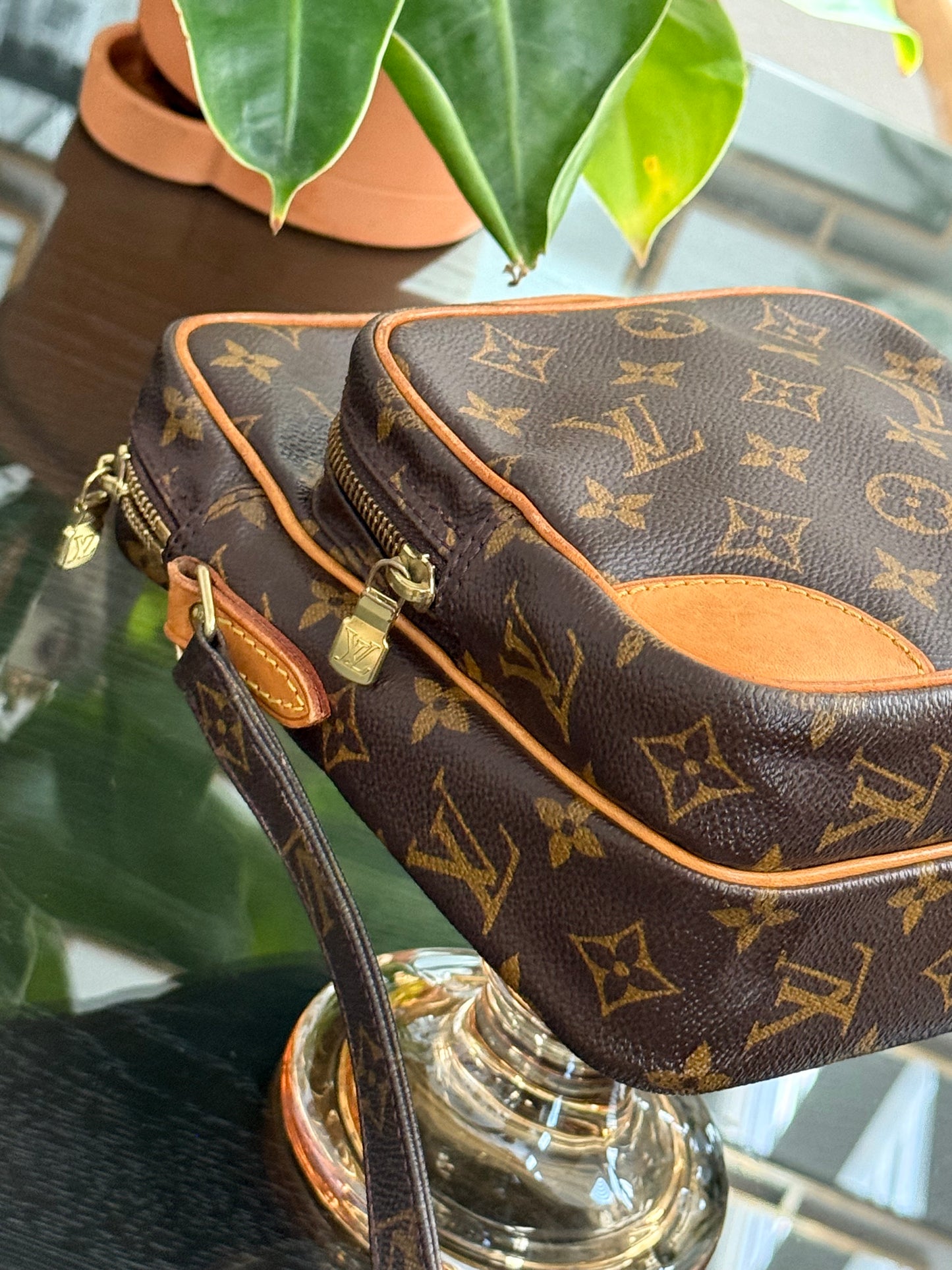 Amazon Crossbody Bag
๐๏ธ Year: 2000