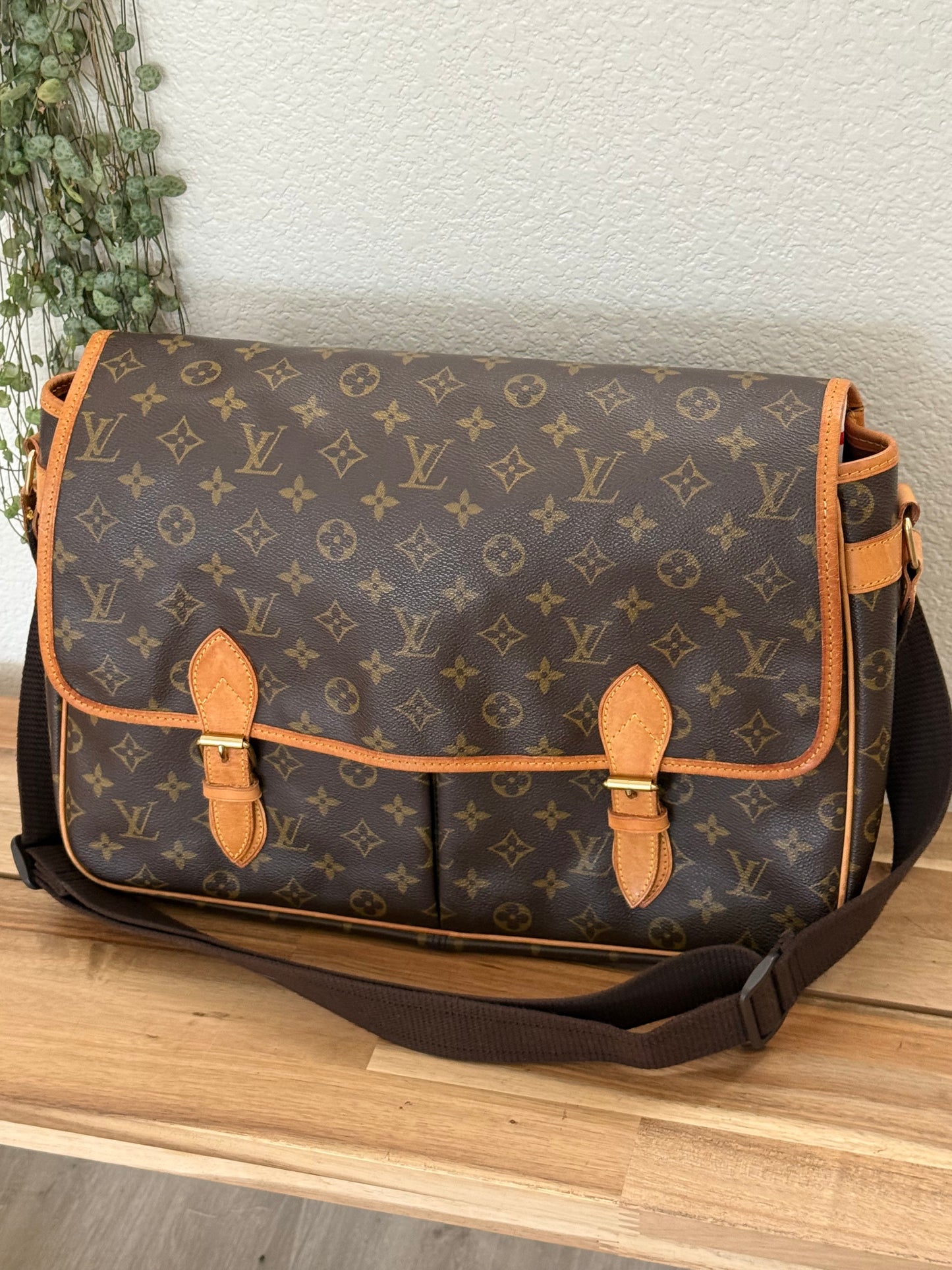 Gibeciere GM Crossbody - π
Year: 1997