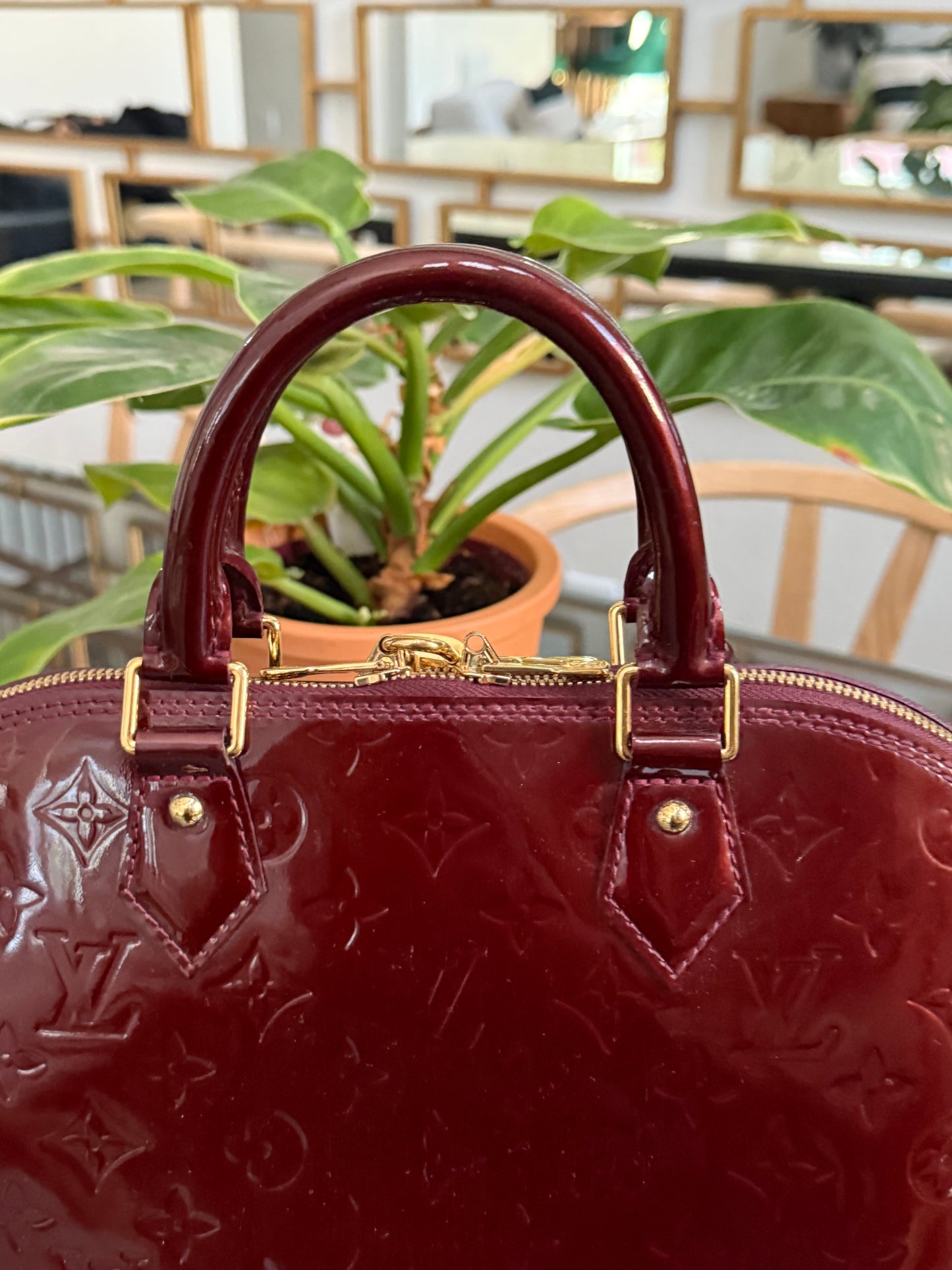 Vernis Alma PM Amarante with Lock π and key, clochette and Dustbag π