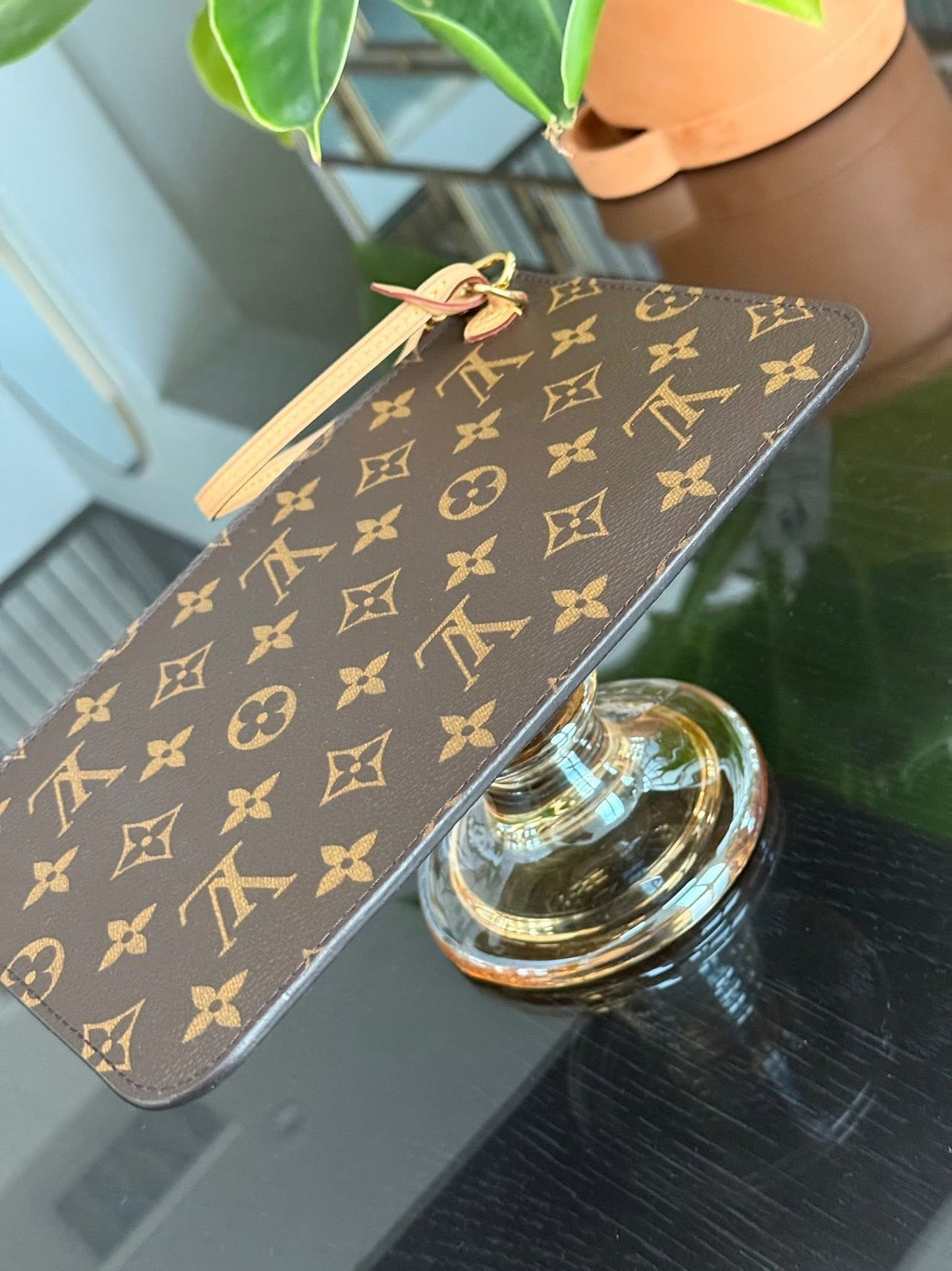 Neverfull MM/GM Pouch in Peony 🗓️ Year: 2016
