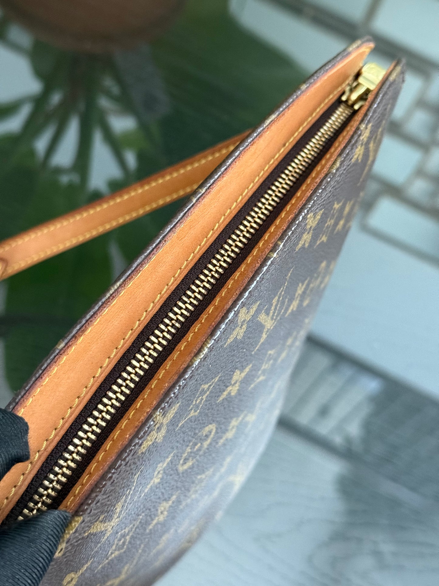 Drouot Crossbody ๐
Year: 2000