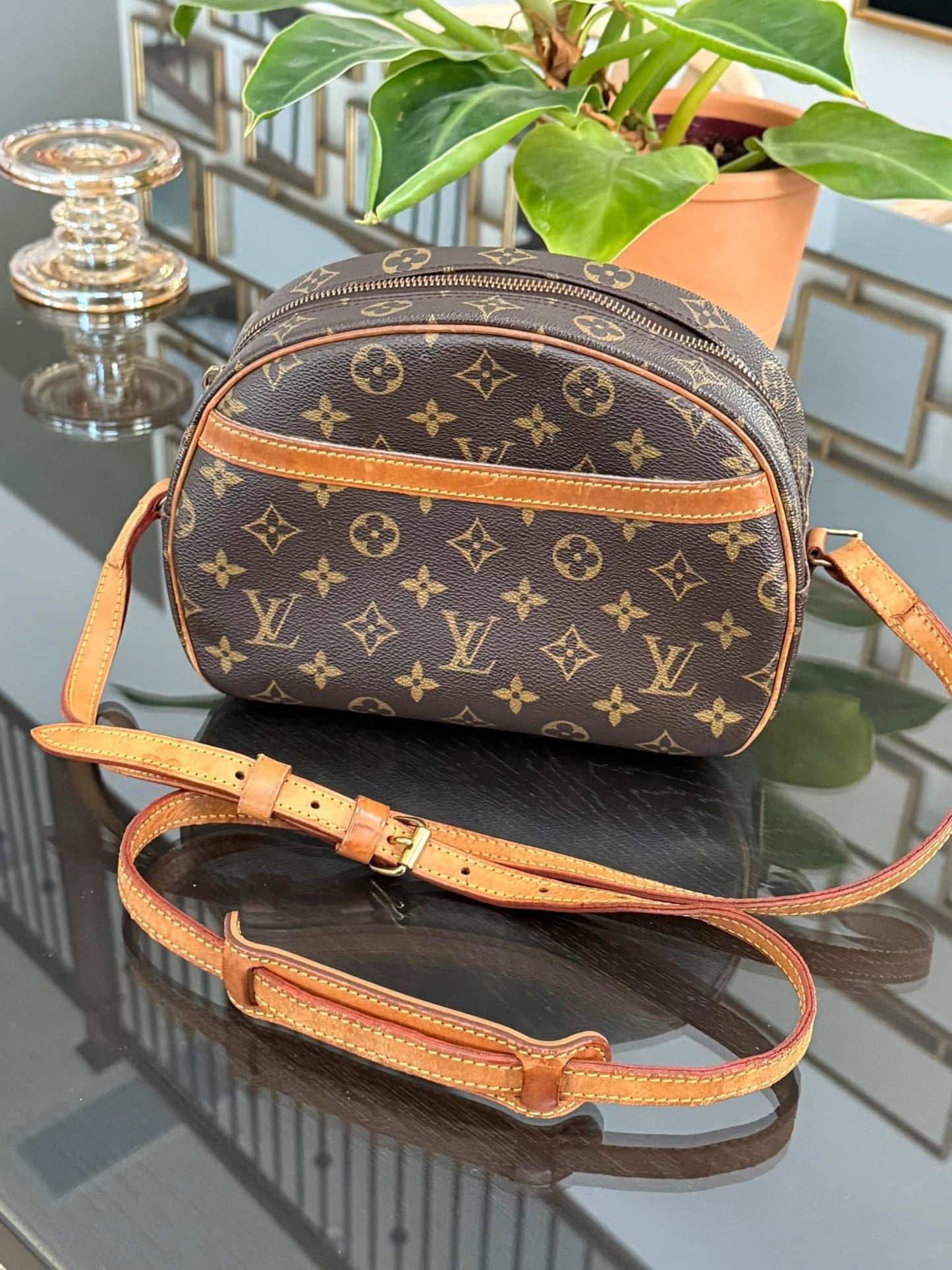 Blois Crossbody -๐๏ธ Year: 1999