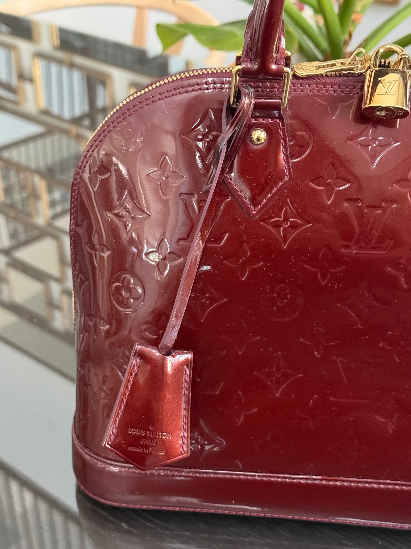 Vernis Alma PM Amarante with Lock π and key, clochette and Dustbag π