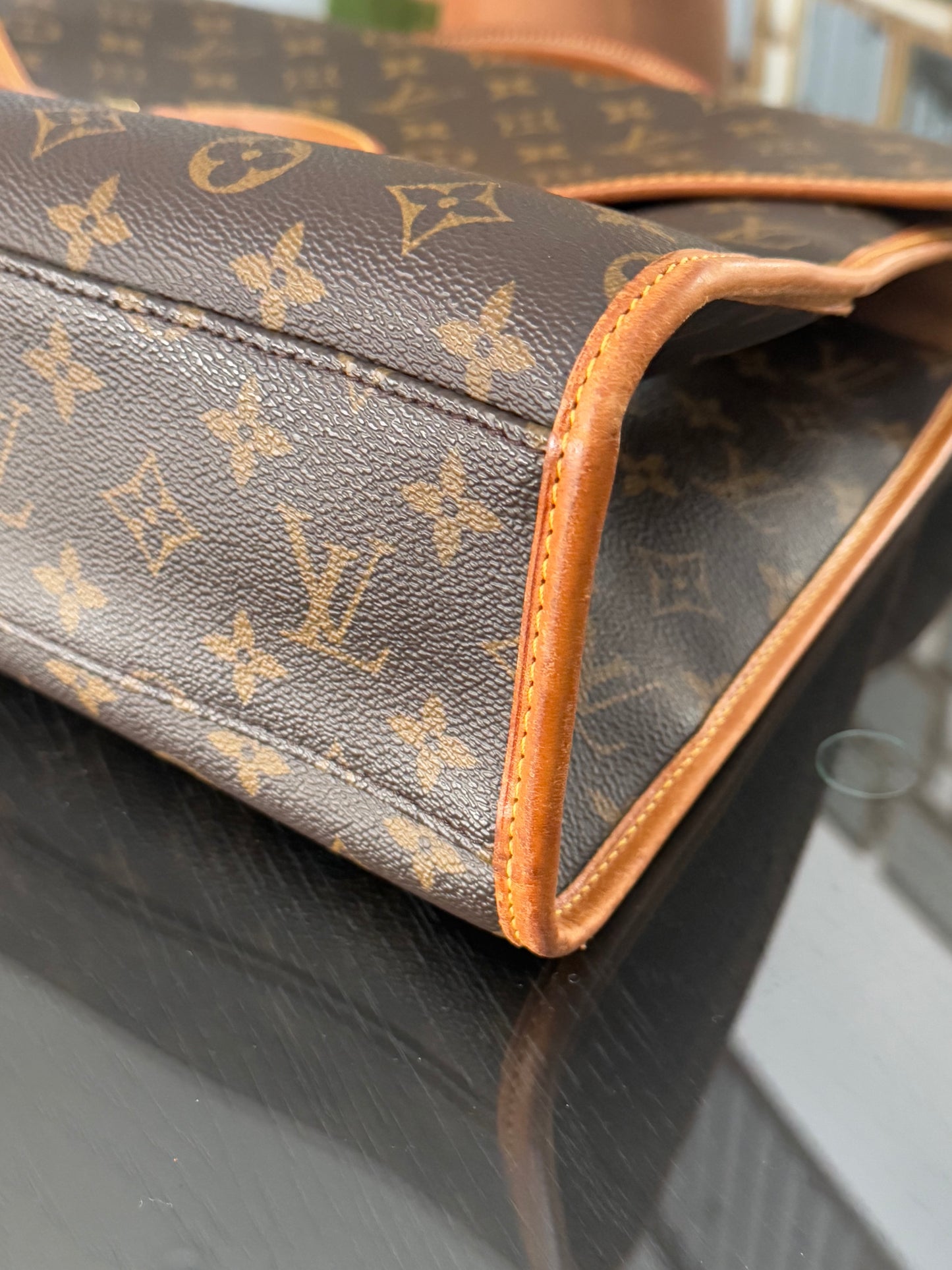 Beverly GM Satchel Crossbody - ๐
Year: 1996