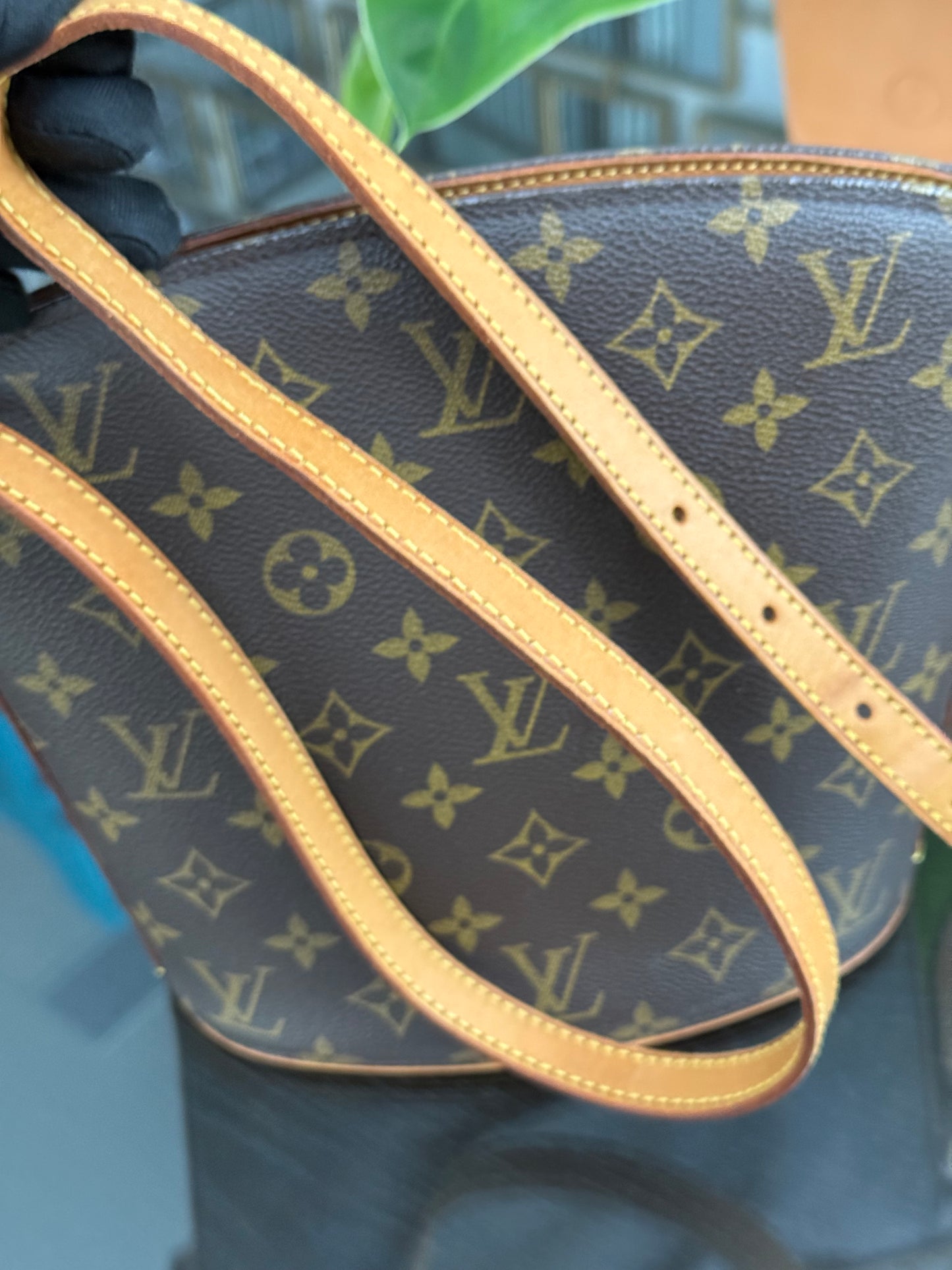Drouot Crossbody ๐
Year: 2000