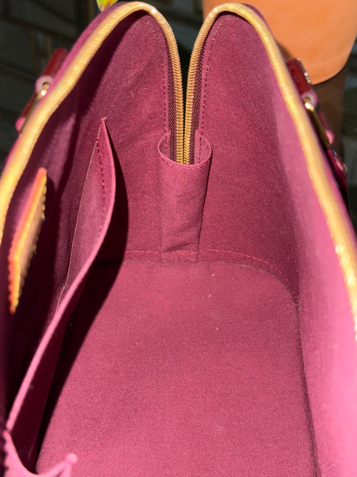 Vernis Alma PM Amarante with Lock π and key, clochette and Dustbag π