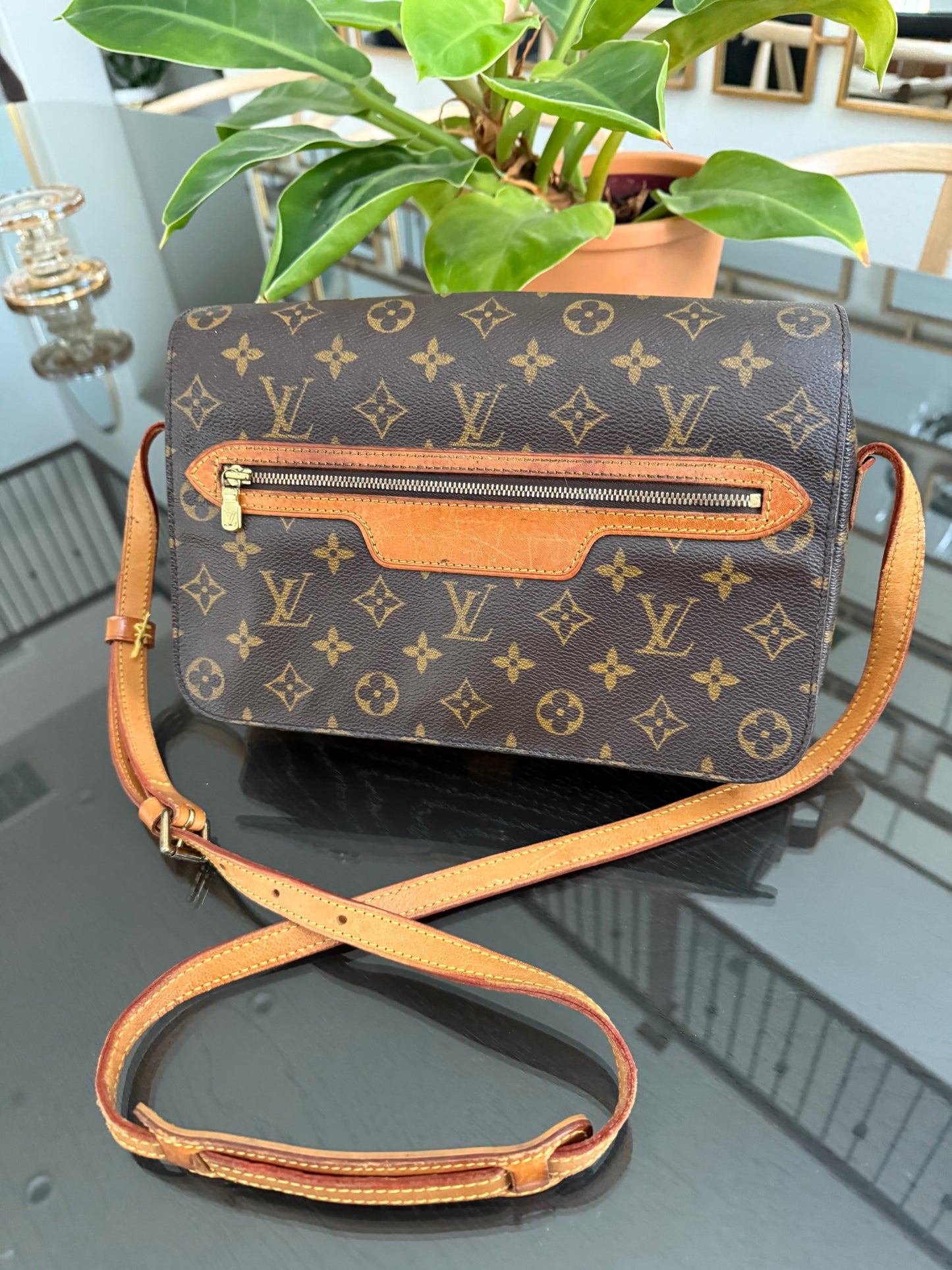 St. Germain 28 Crossbody Bag
๐๏ธ Year: 1995