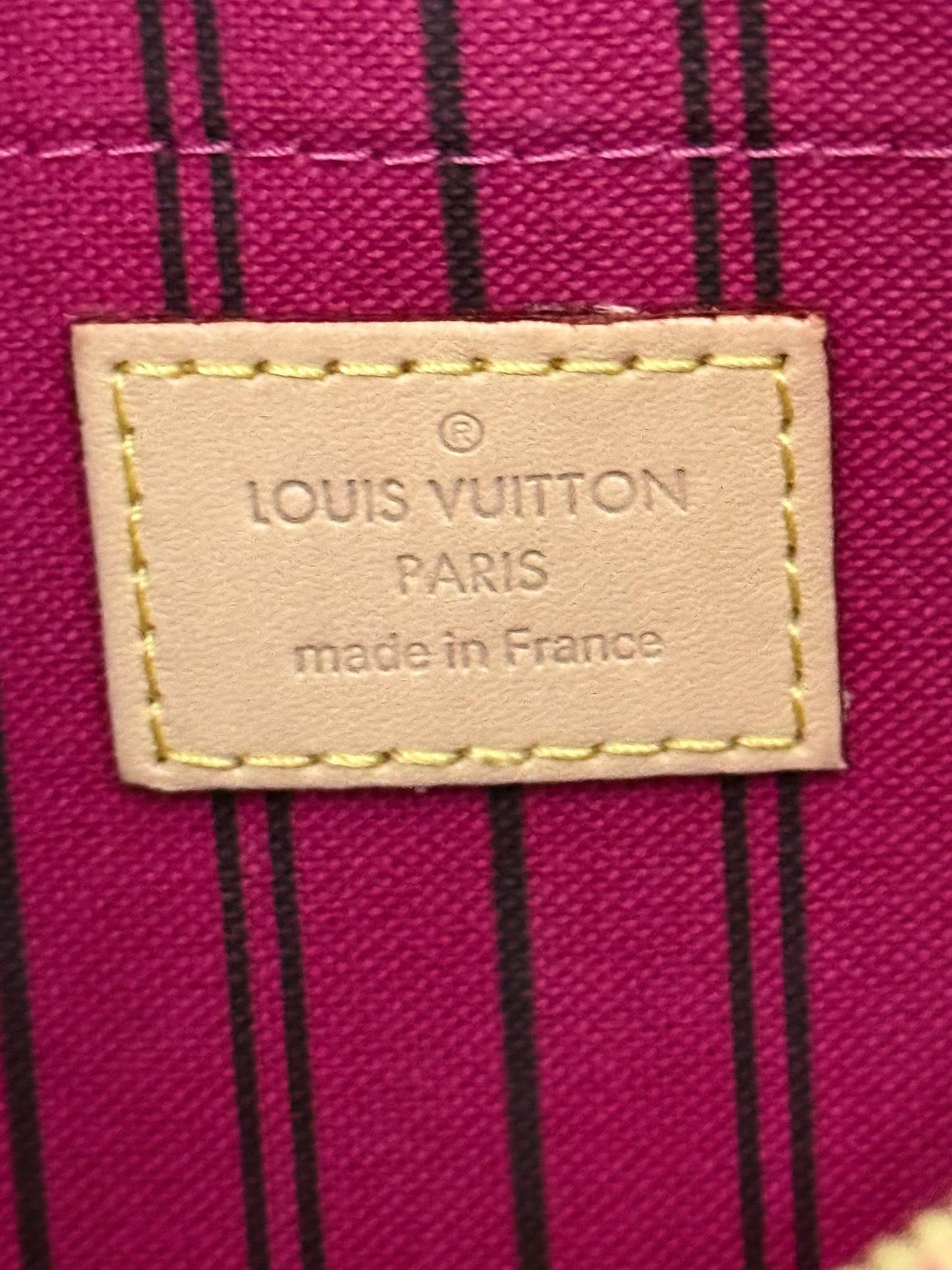 Neverfull MM/GM Pouch in Peony 🗓️ Year: 2020