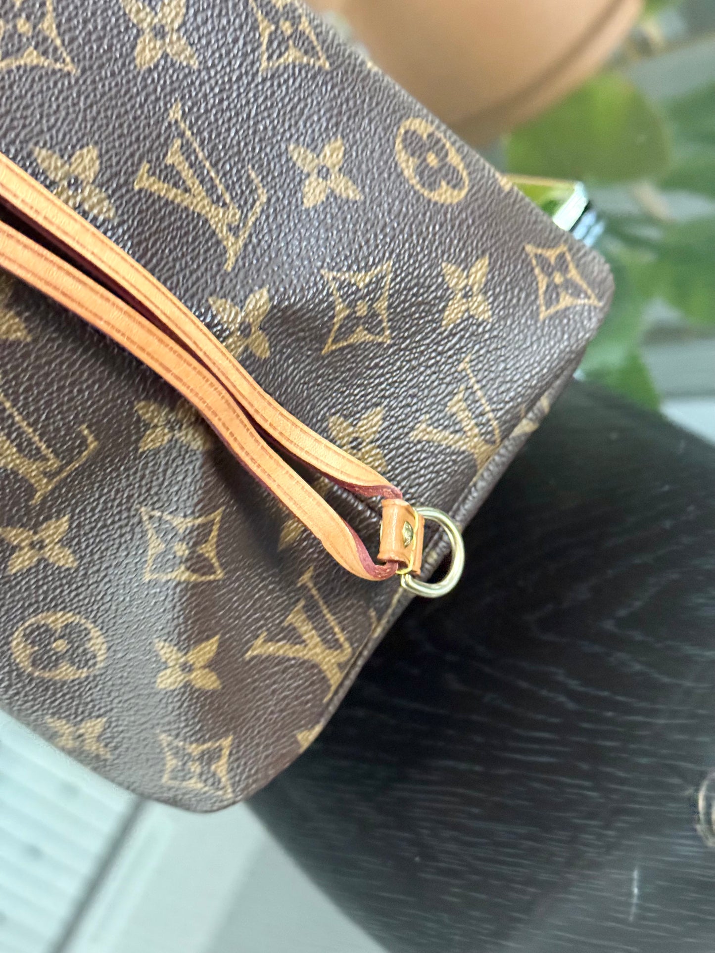 Neverfull MM in Cerise/ Red interior with Dustbag ๐
Year: 2018