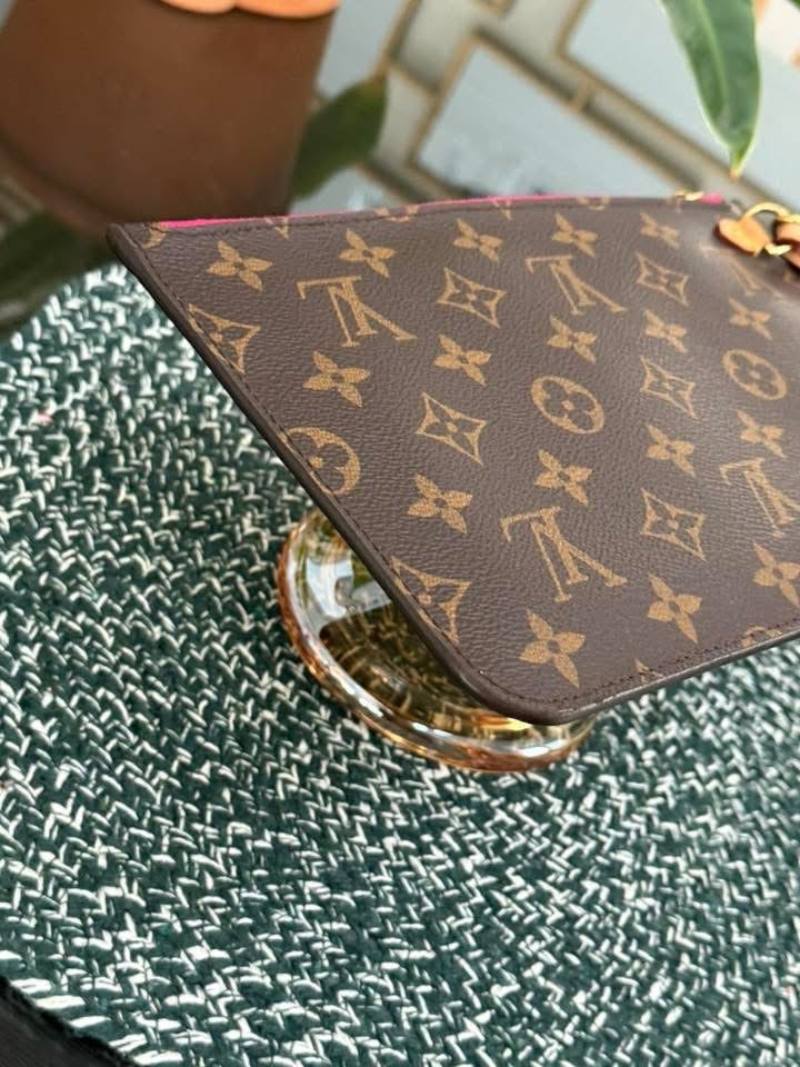 Neverfull MM/GM Pouch in Peony 🗓️ Year: 2020