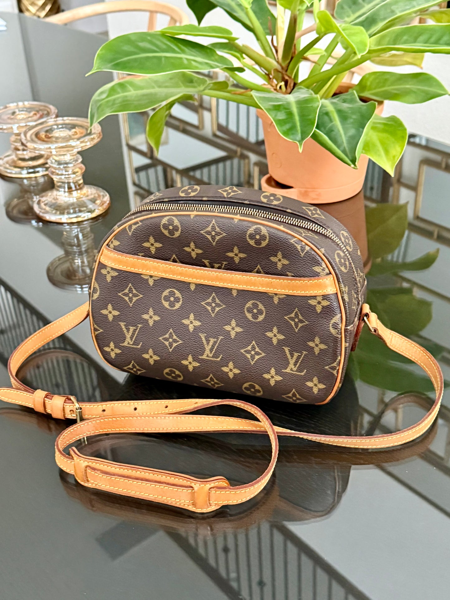 Blois Crossbody -🗓️ Year: 1999