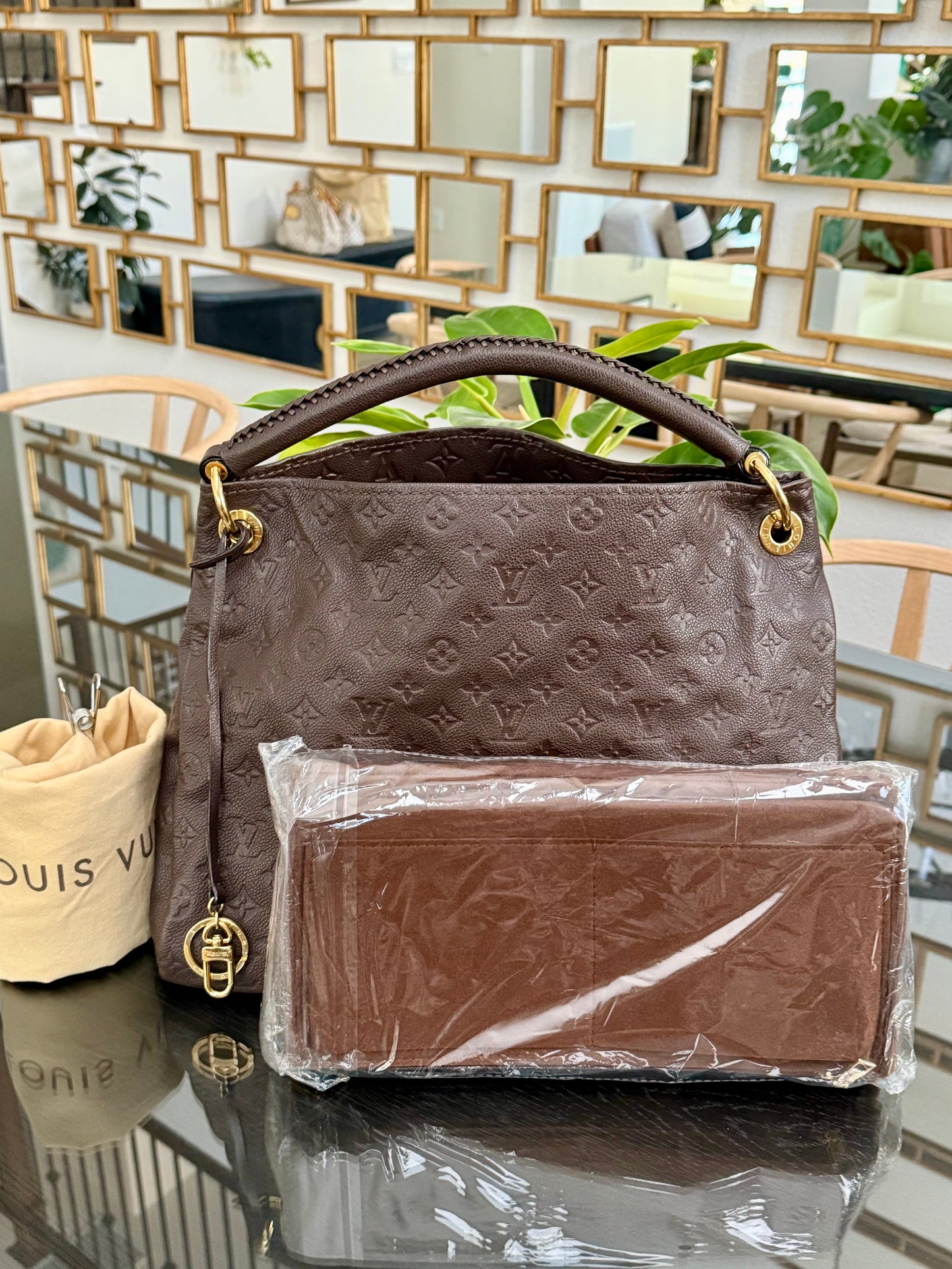 Artsy MM Empriente ( Dark Brown ) with Dustbag and Insert Organizer - ๐
Year: 2012