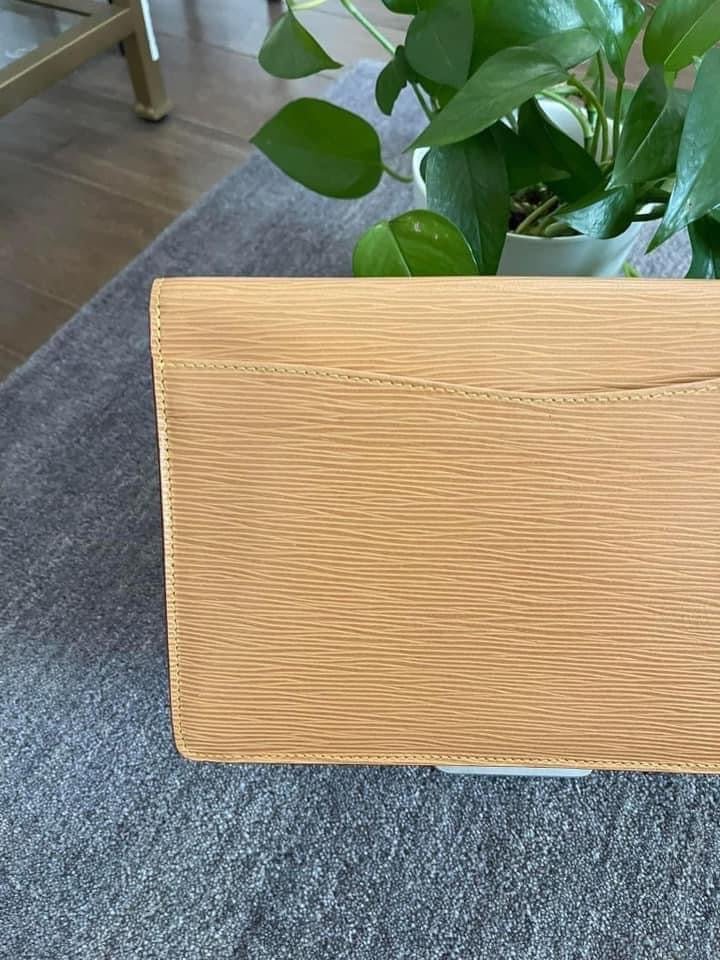 Epi Montaigne Clutch in Winnipeg Beige -Year: 1987