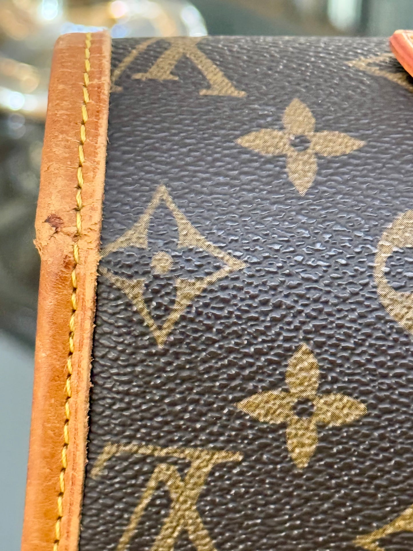 Beverly GM Satchel Crossbody - ๐
Year: 1996