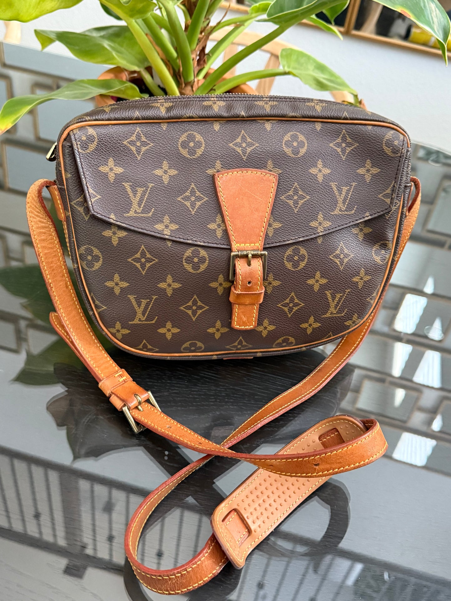 Jeaunefille GM Crossbody 🗓️ Year: 1990