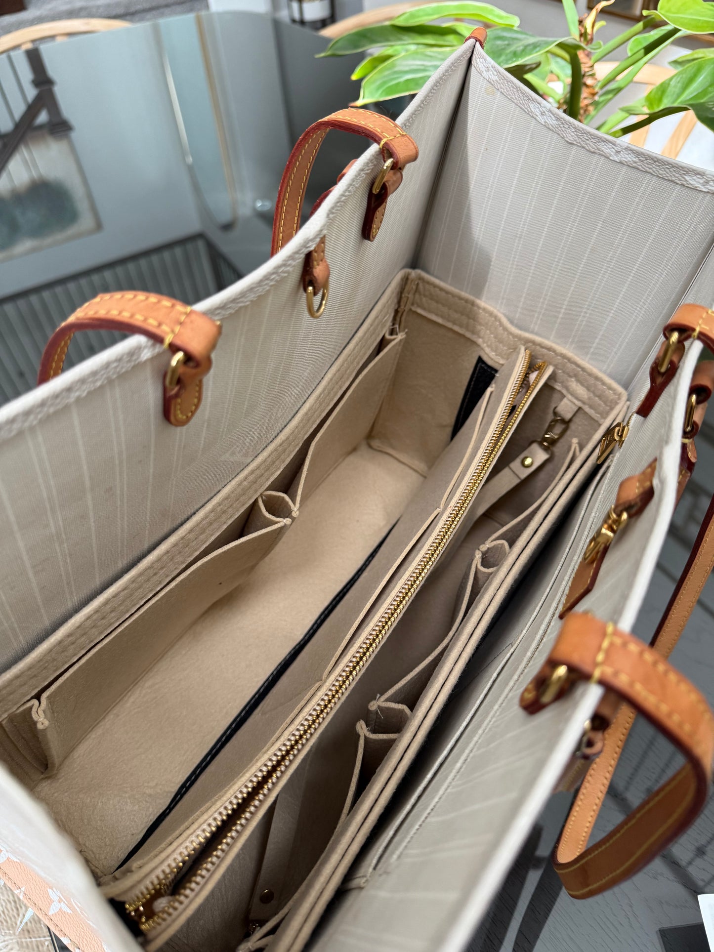 On The Go GM By The Pool in Monogram with Dustbag and Insert Organizer -Microchip
