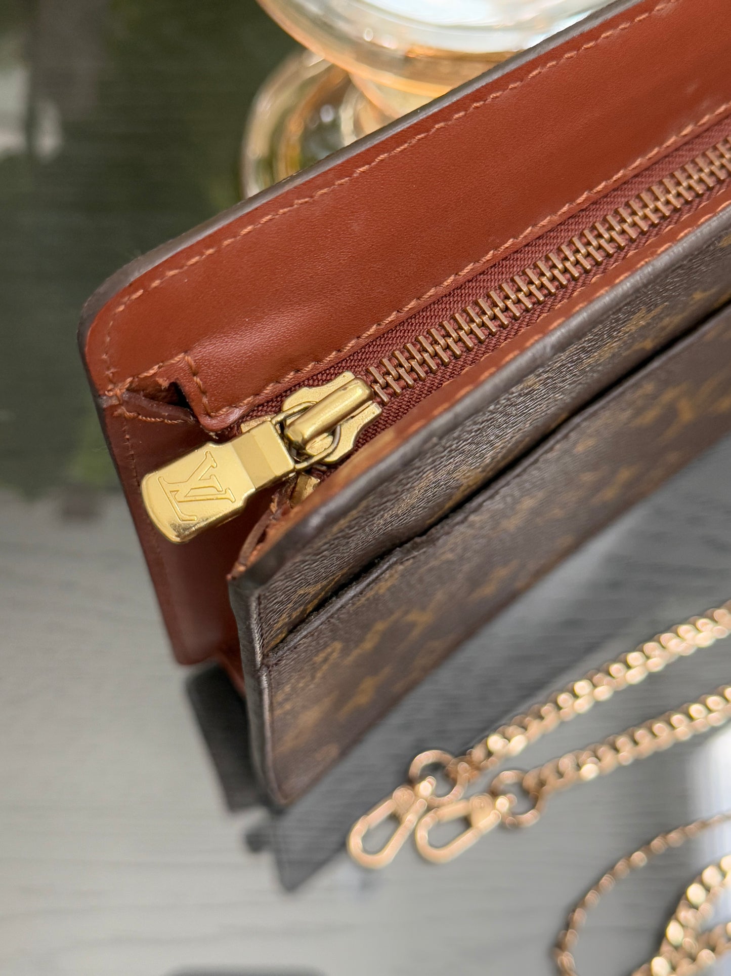 Pochette Homme with Generic Crossbody -🗓️ Year: 1995