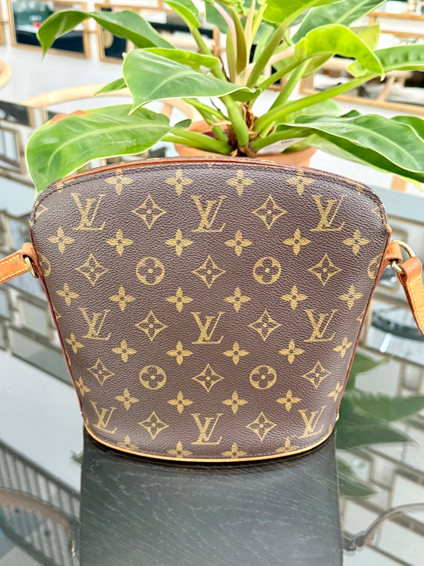Drouot Crossbody ๐
Year: 2000