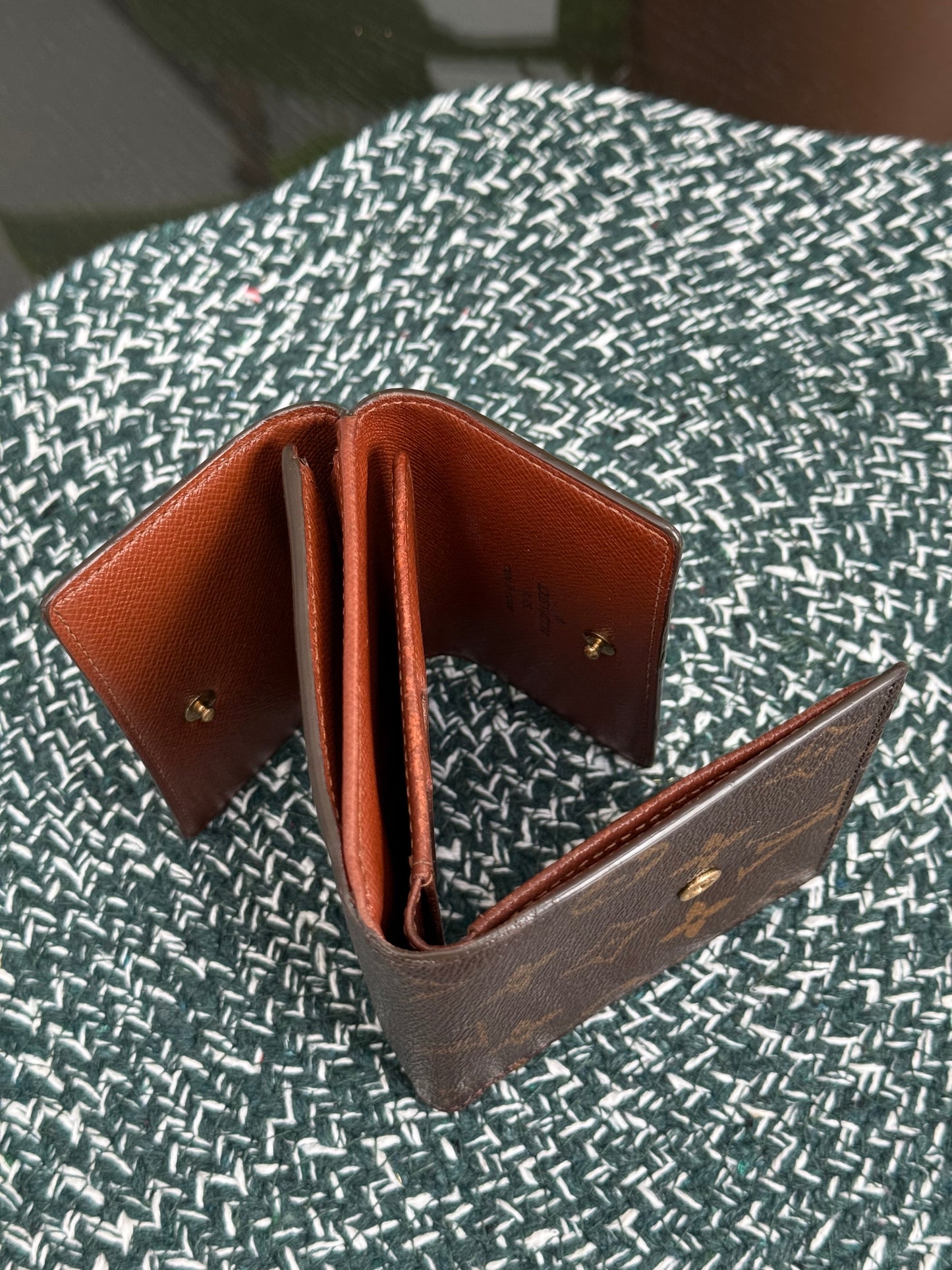 Elise Trifold Compact Wallet -๐๏ธ Year: 2001