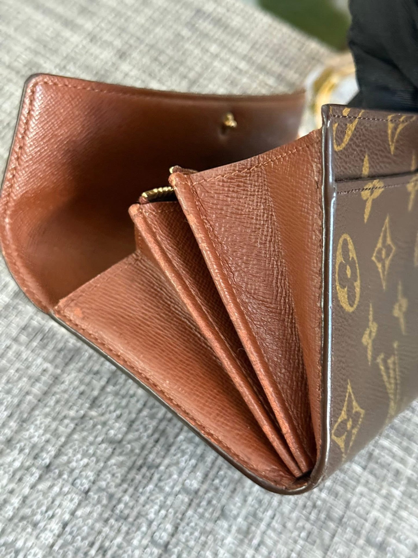 Sarah Wallet with 8 Cardholders 🗓️ Year: 2005