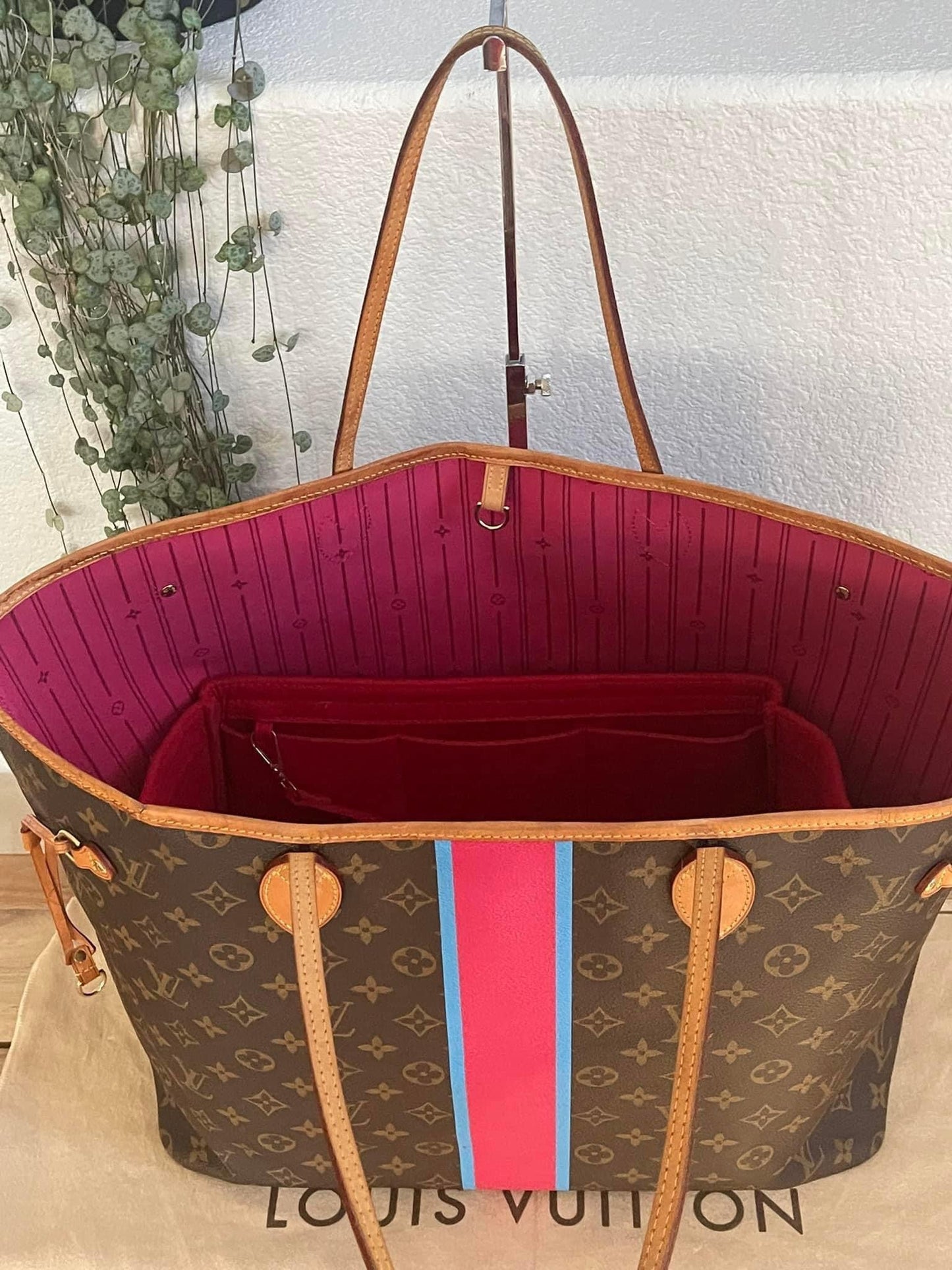 Neverfull GM in Peony with Dustbag - ๐
Year: 2011