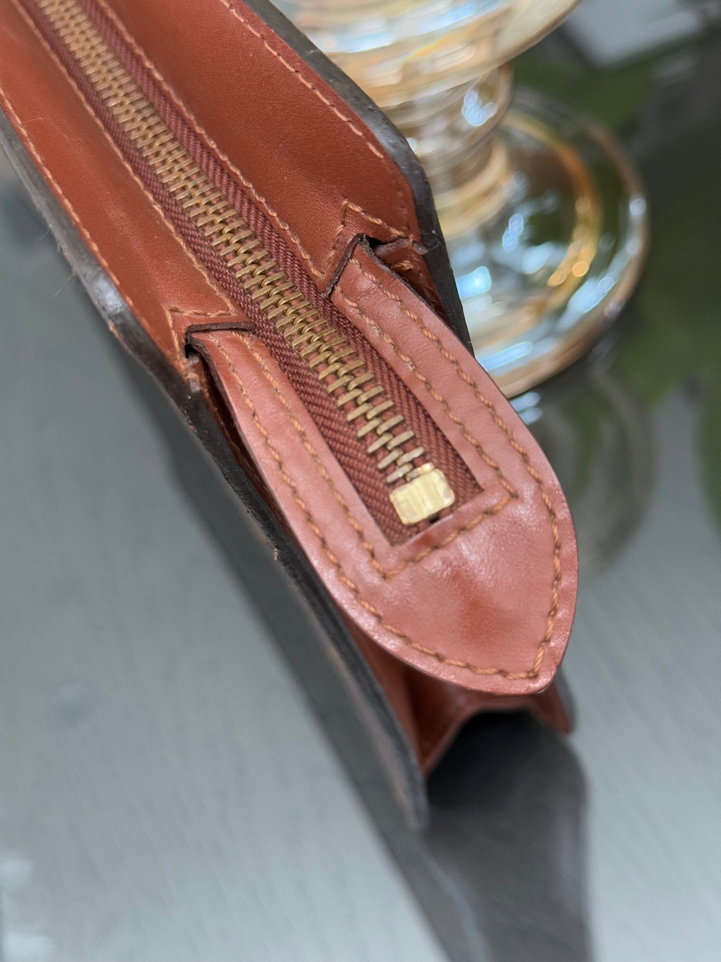 Pochette Homme with Generic Crossbody -🗓️ Year: 1995