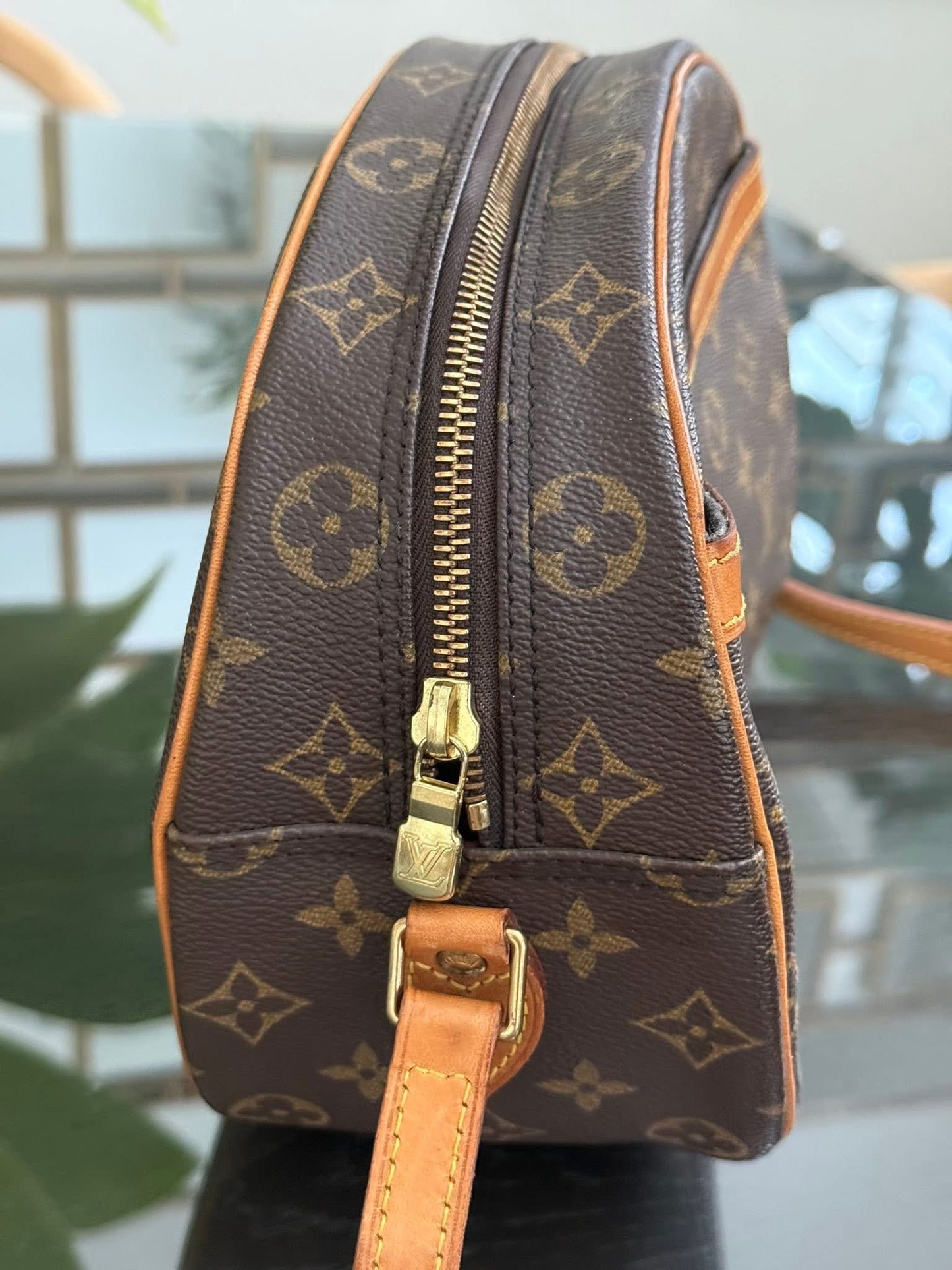 Blois Crossbody -๐๏ธ Year: 1995