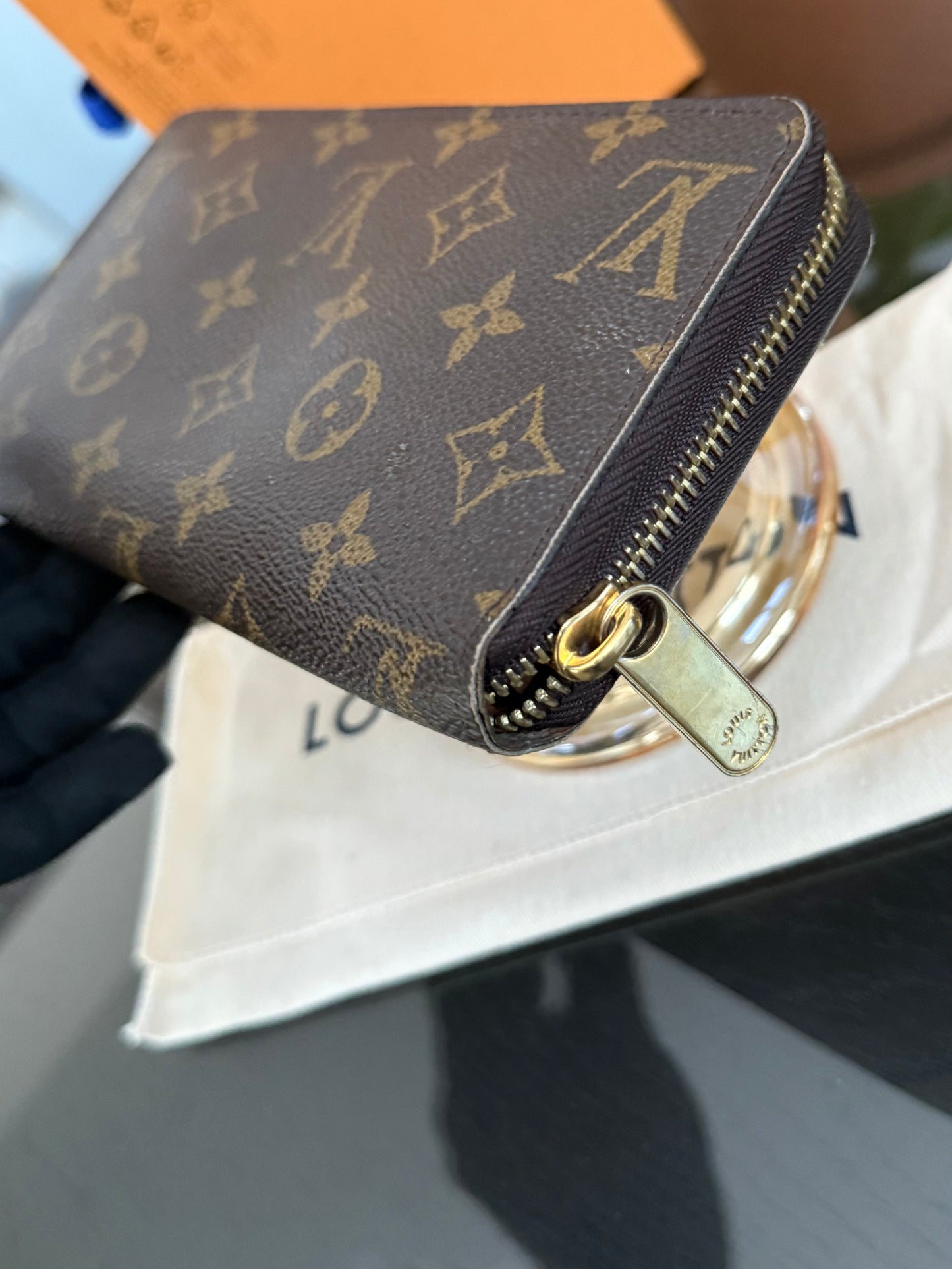 Zippy Long Wallet in Monogram with Dustbag and Box π
Year: 2009