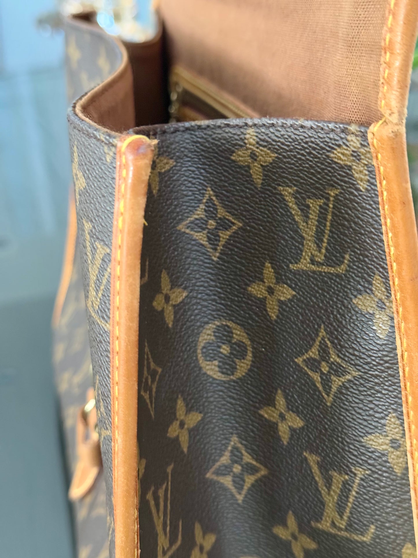 Beverly GM Satchel Crossbody - ๐
Year: 1996