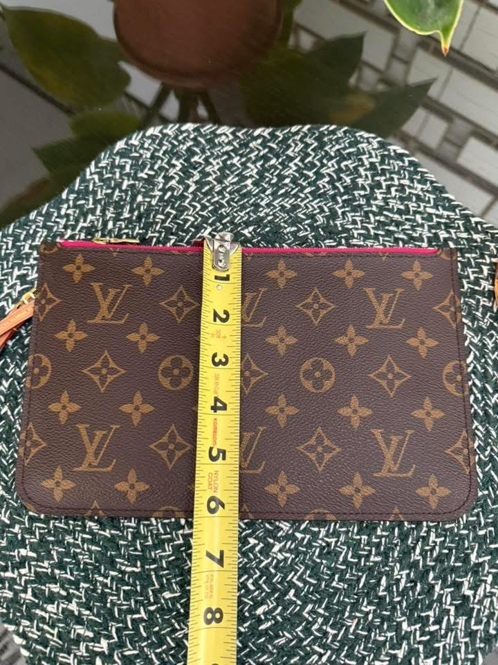 Neverfull MM/GM Pouch in Peony 🗓️ Year: 2020