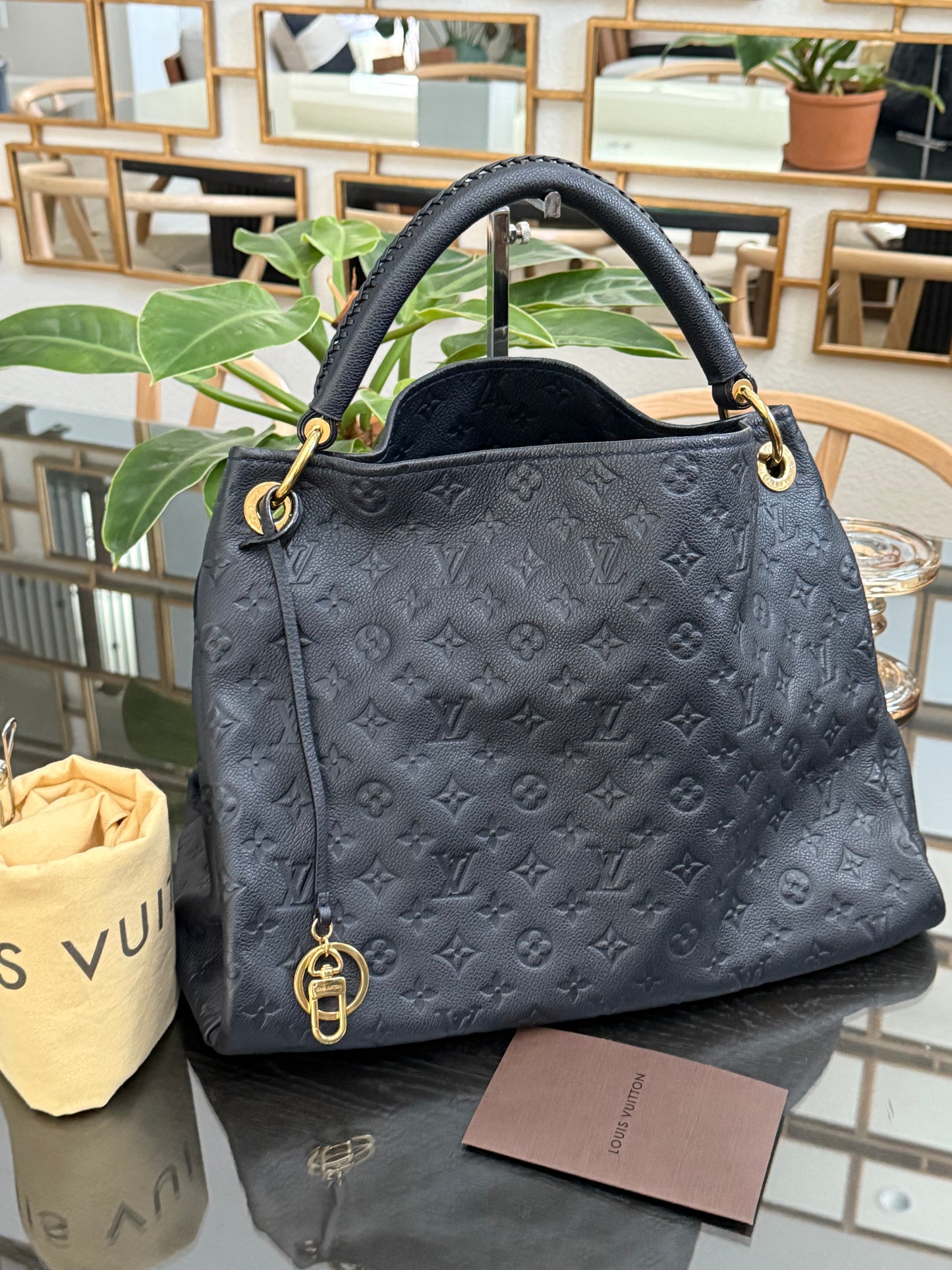 Artsy MM Empriente in Black/ Navy Blue with Dustbag, Receipt and Insert Organizer - ๐
Year: 2012
