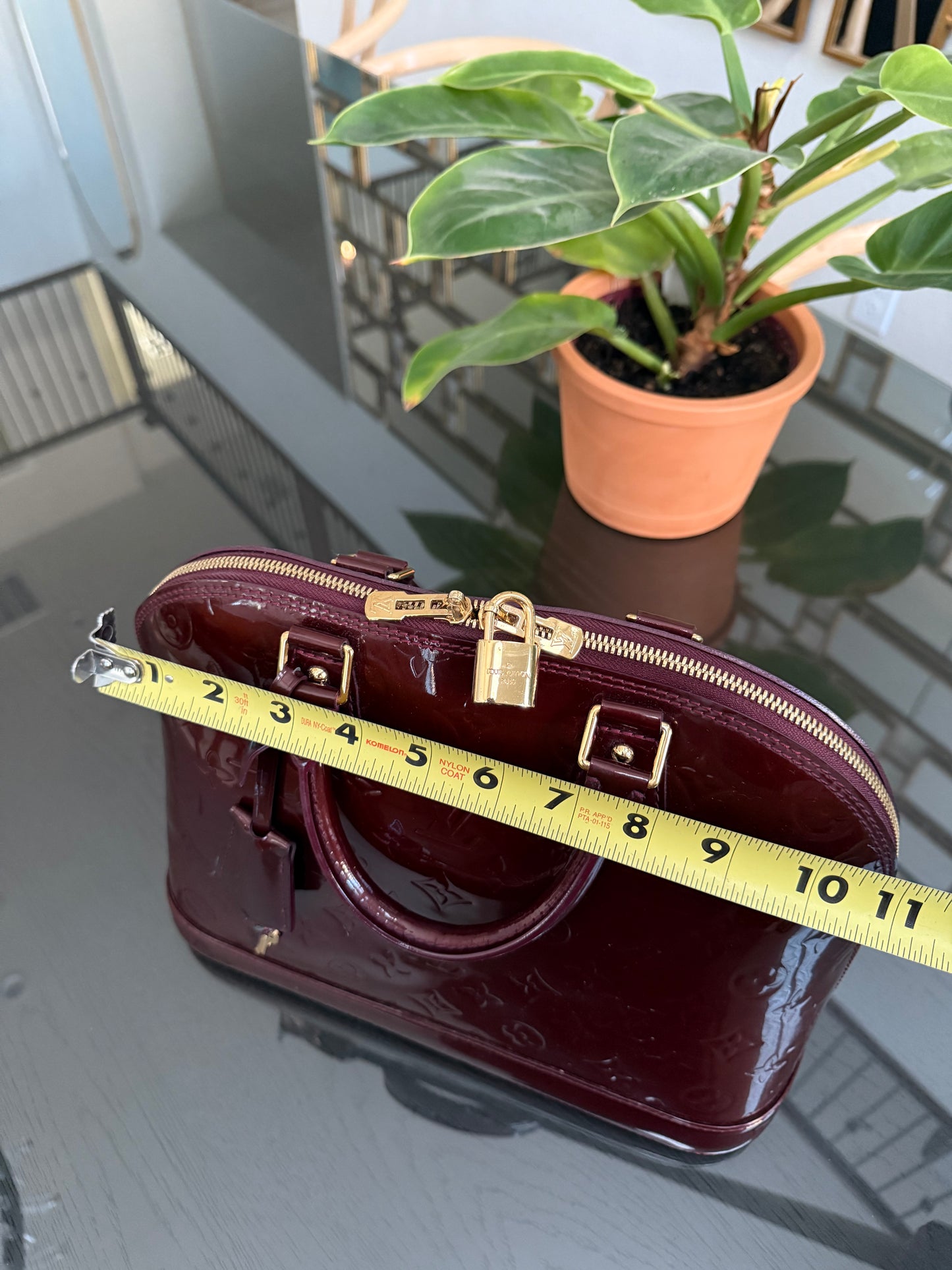 Vernis Alma PM Amarante with Lock π and key, clochette and Dustbag π