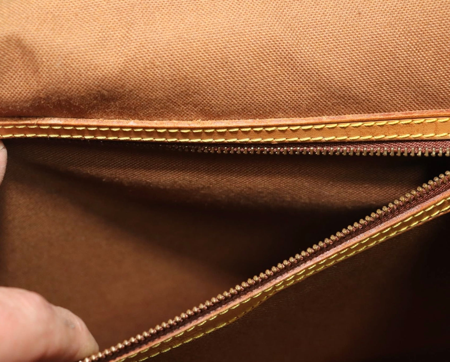 Beverly GM Satchel Crossbody - ๐
Year: 1996