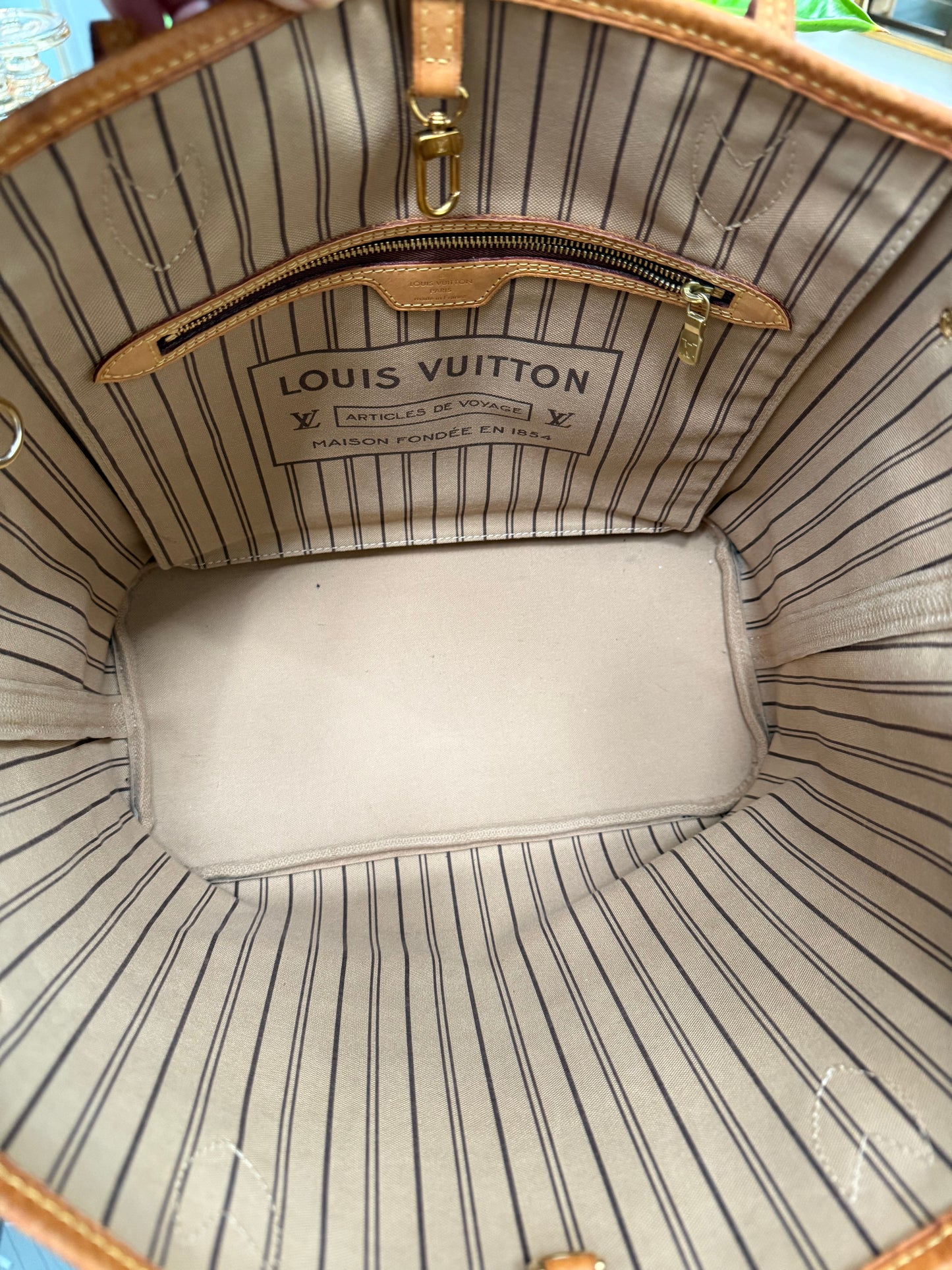 Neverfull MM with Dustbag ๐
Year: 2016