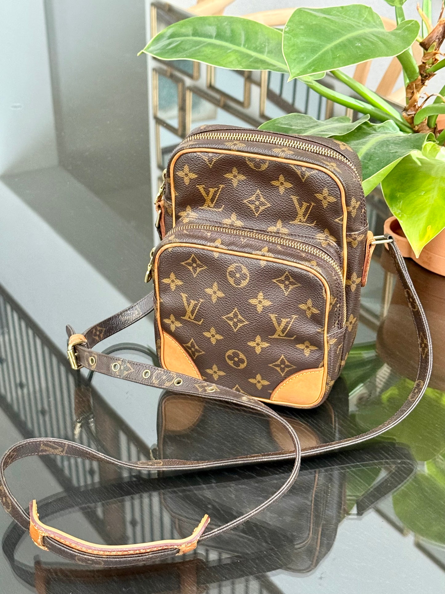 Amazon Crossbody Bag
๐๏ธ Year: 2000